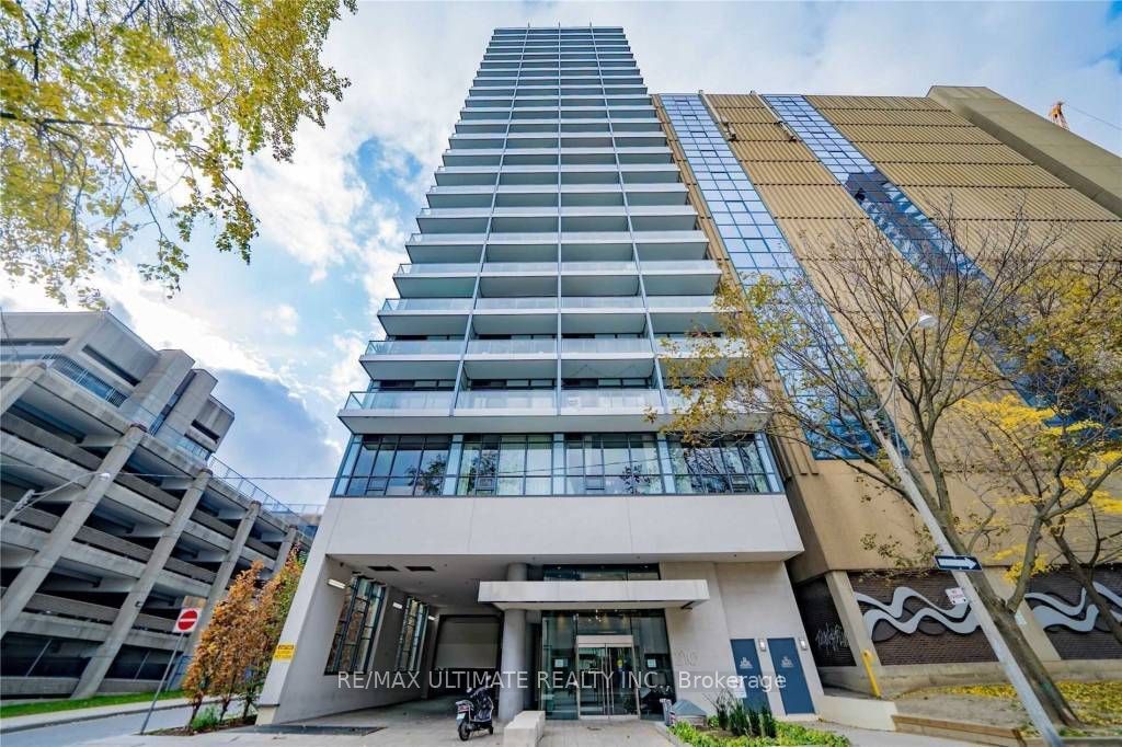 210 Simcoe Street 2002, Toronto, ON M5T 0A9 photo 2