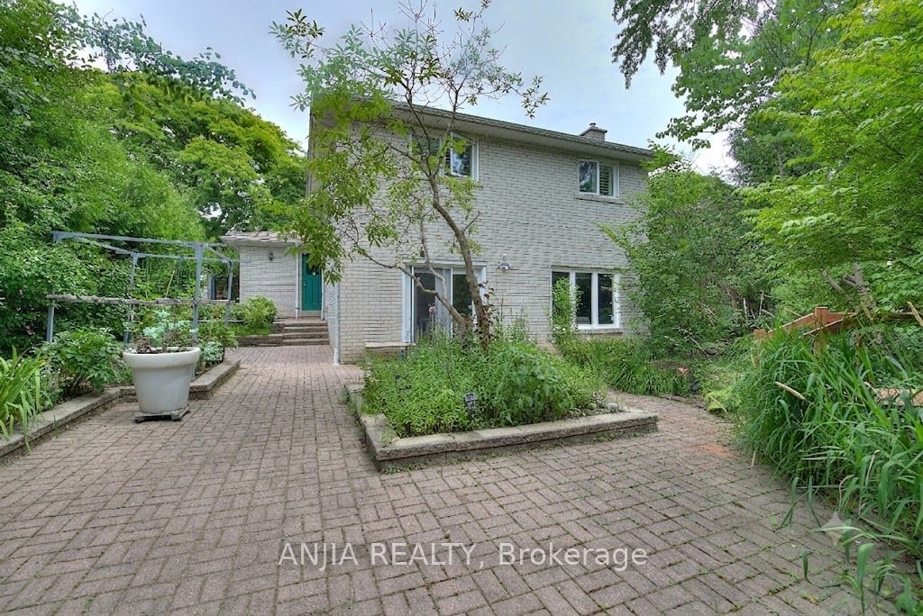 6 Bellbury Crescent back yard 1b above ground, Toronto, ON M2J 2J7