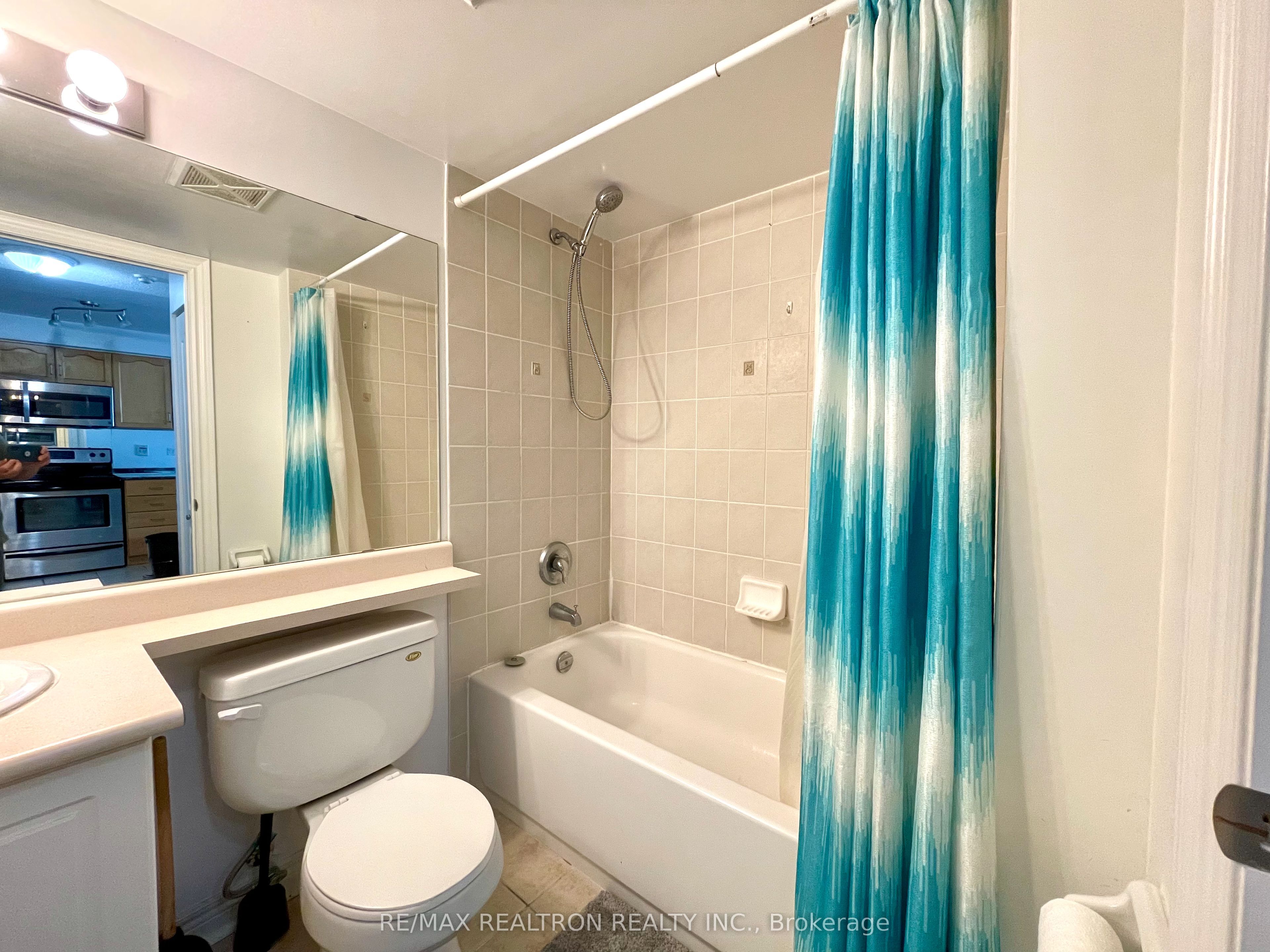 212 Eglinton Avenue E 1802, Toronto, ON M4P 0A3 photo 2