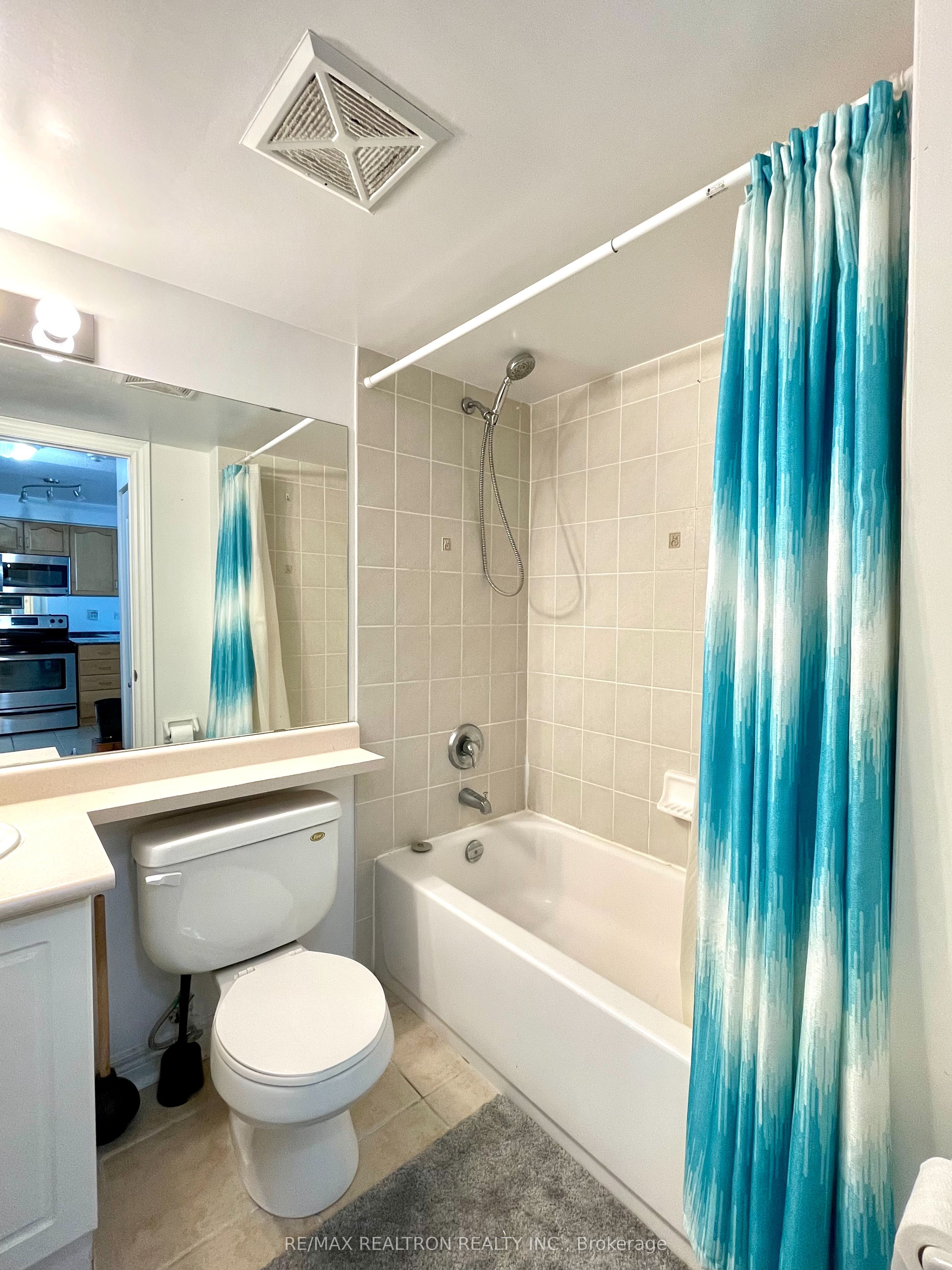 212 Eglinton Avenue E 1802, Toronto, ON M4P 0A3 photo 3