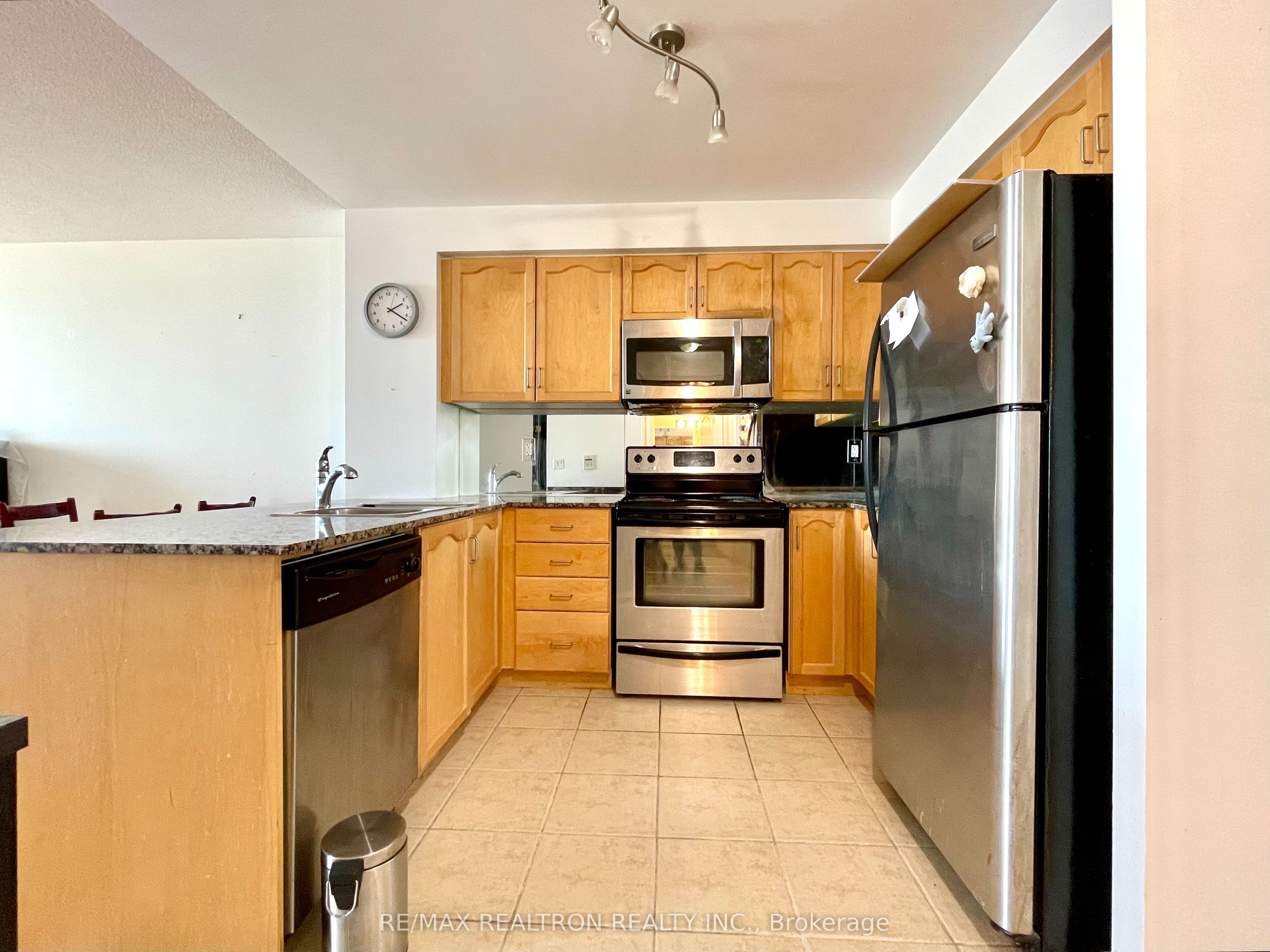 212 Eglinton Avenue E 1802, Toronto, ON M4P 0A3 photo 4