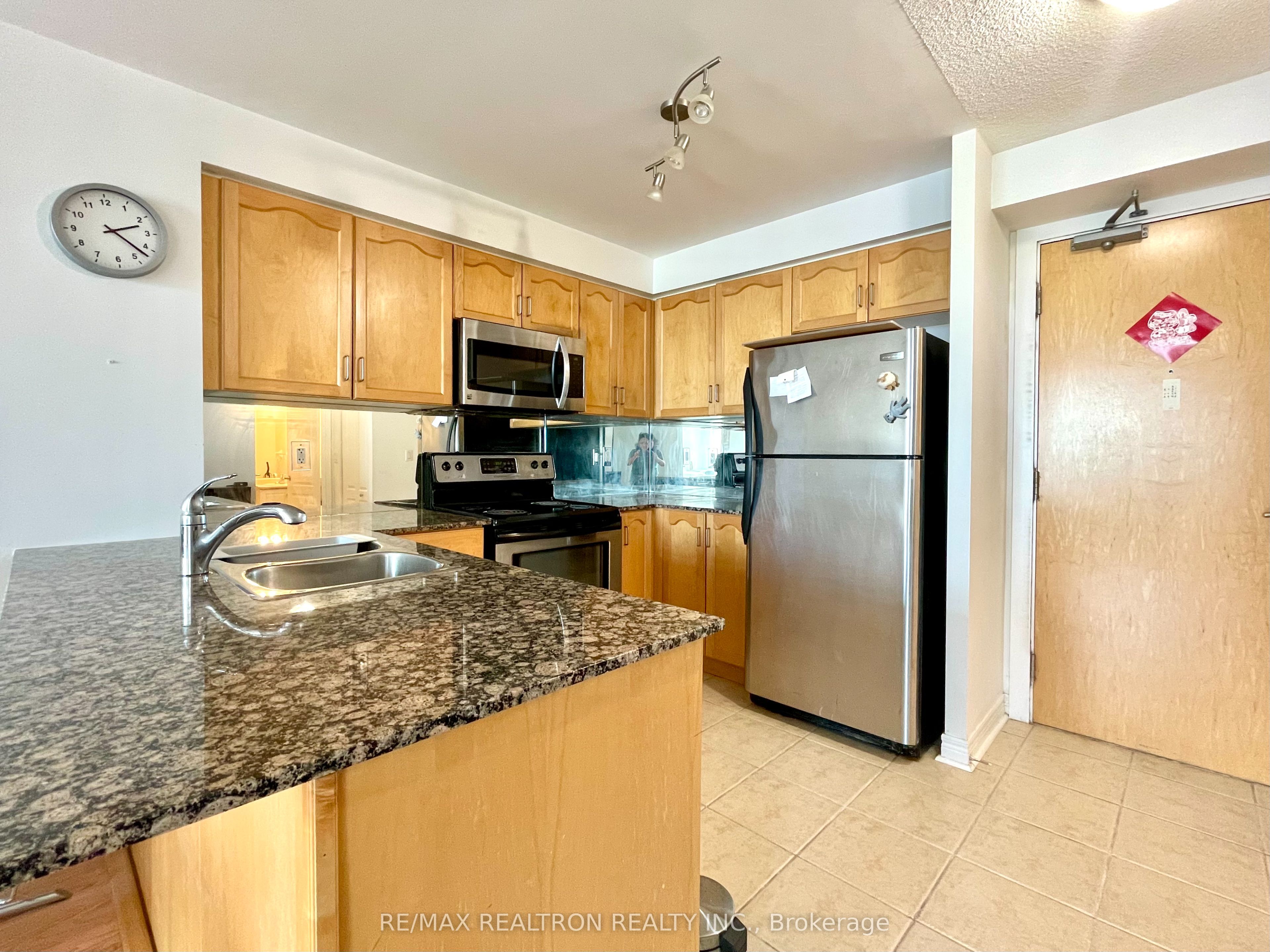 212 Eglinton Avenue E 1802, Toronto, ON M4P 0A3 photo 5