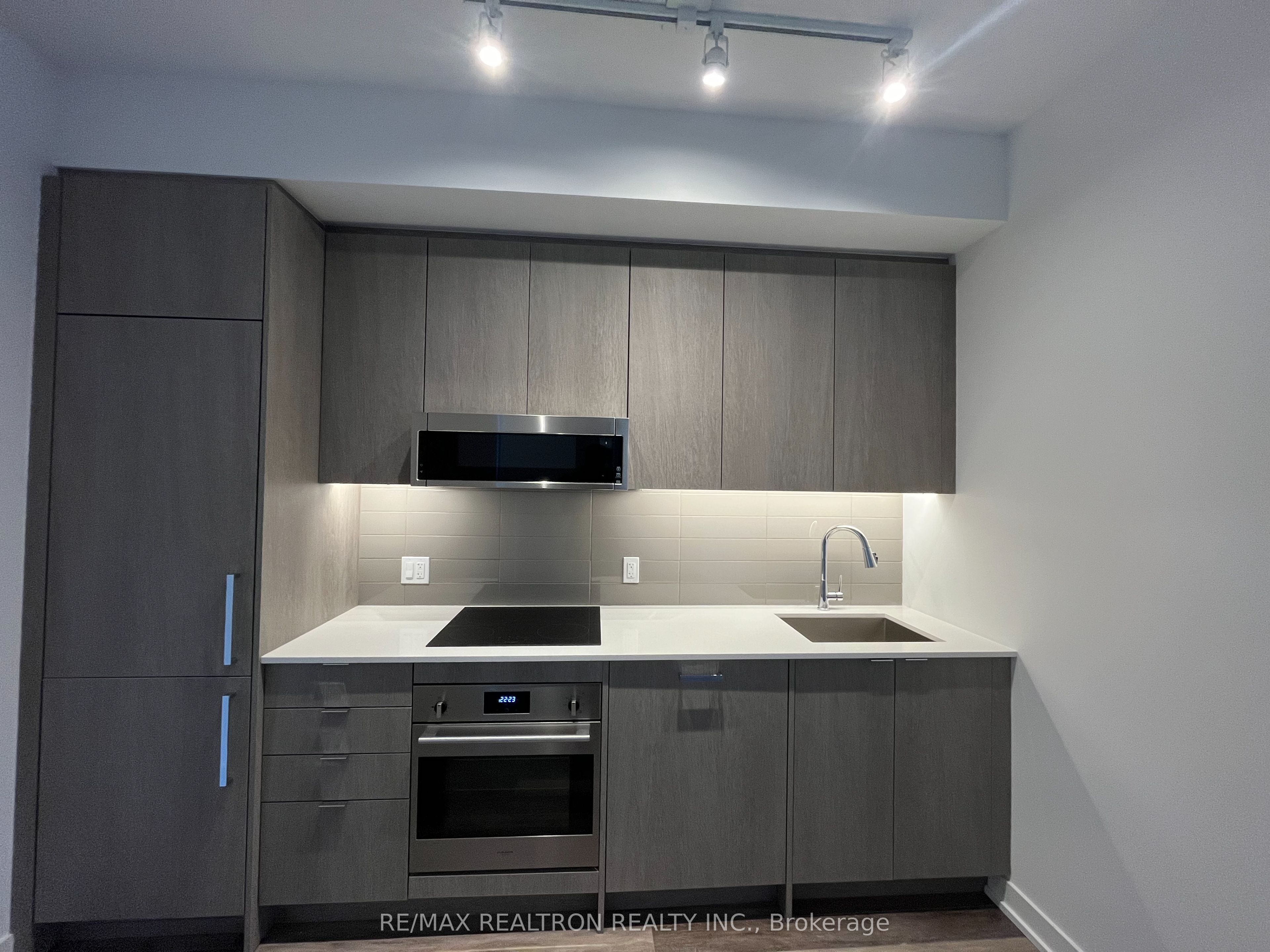 250 Lawrence Avenue W 701, Toronto, ON M5M 1B2 photo 5