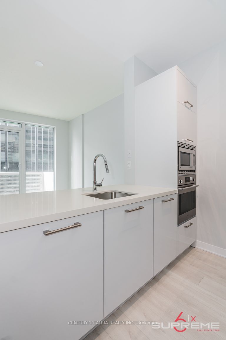 2221 Yonge Street 611, Toronto, ON M4S 0B8