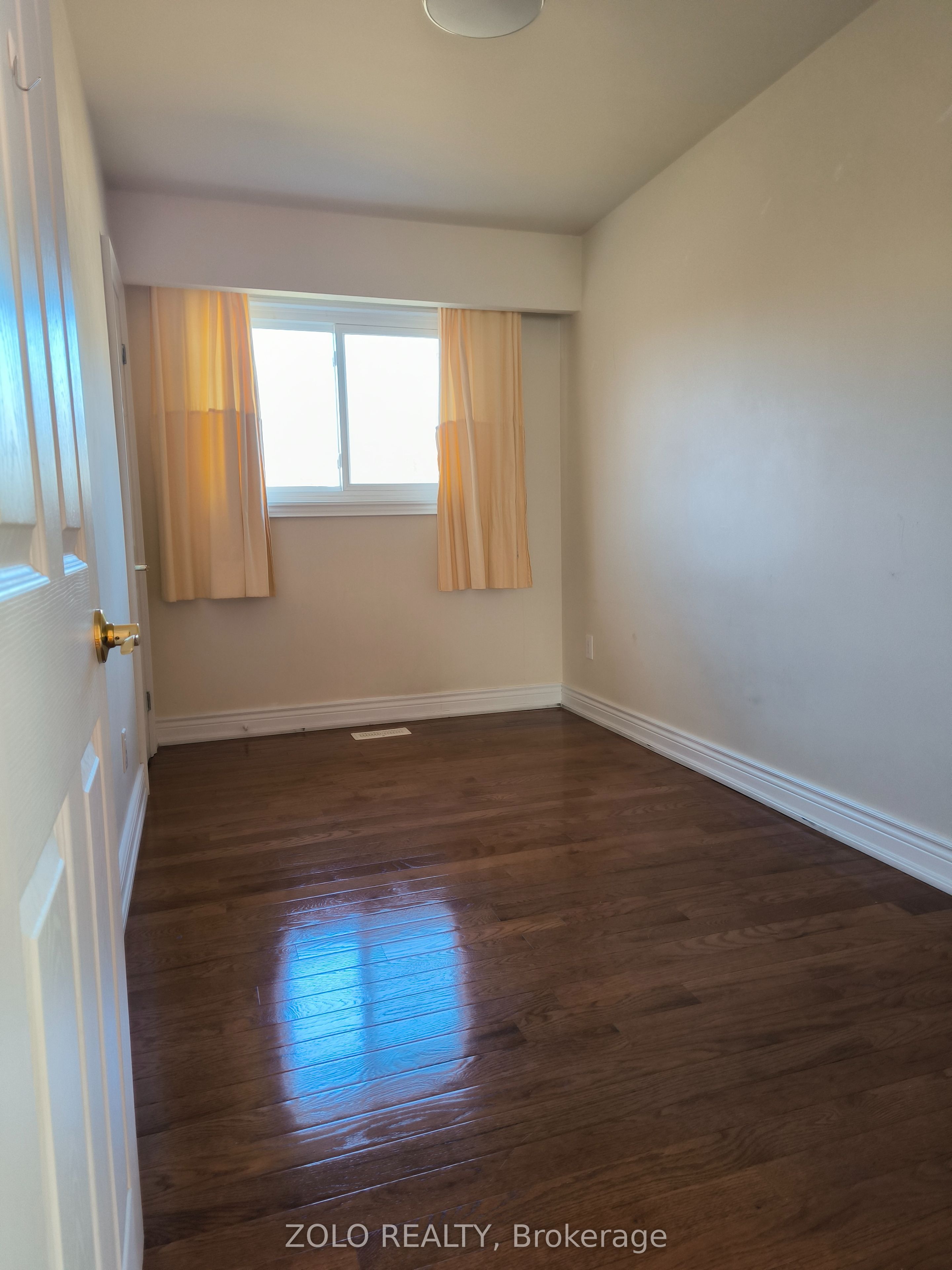 4 Cloebury Court Main Floor, Toronto, ON M2R 1V8 photo 2