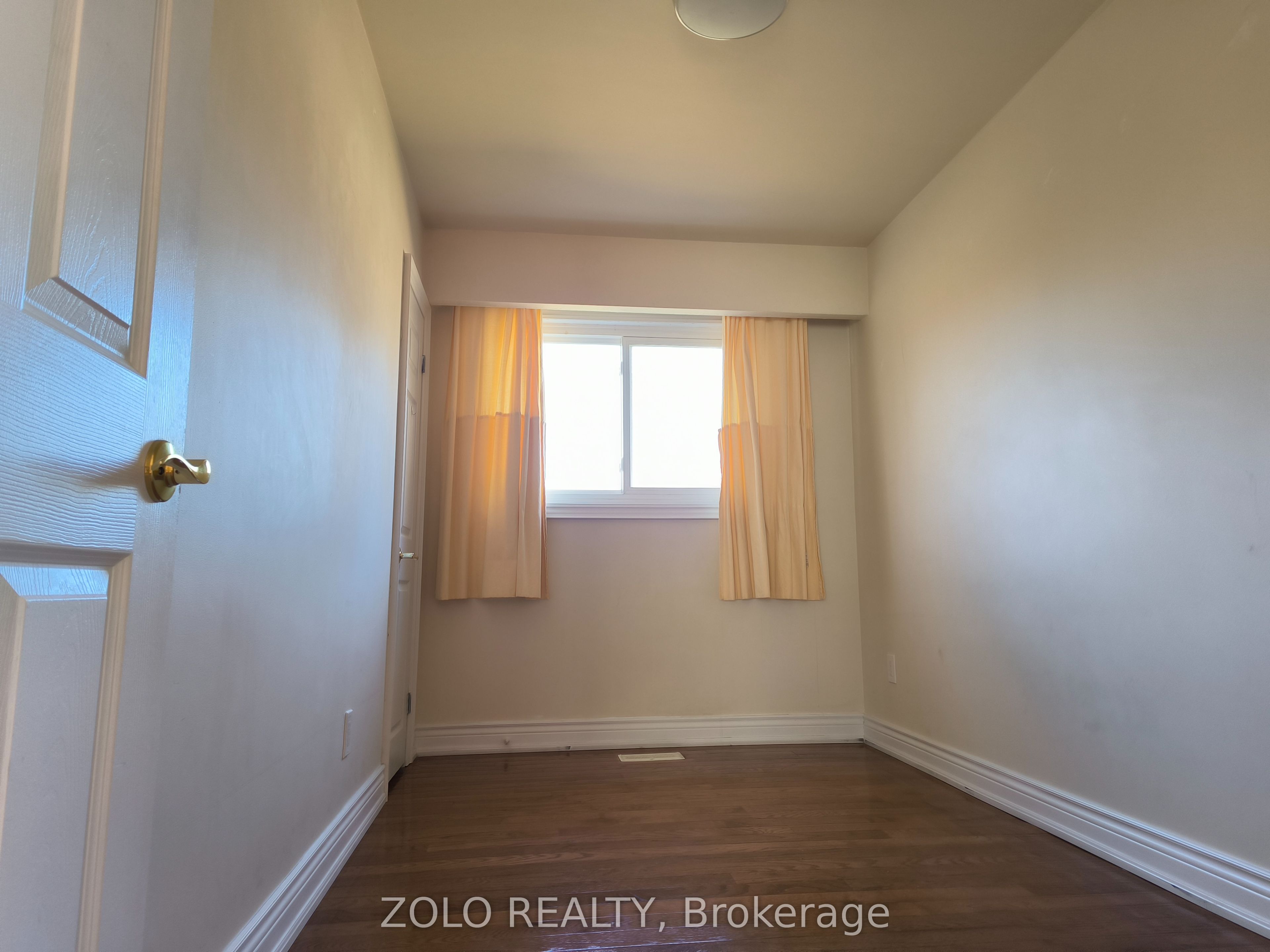 4 Cloebury Court Main Floor, Toronto, ON M2R 1V8 photo 3