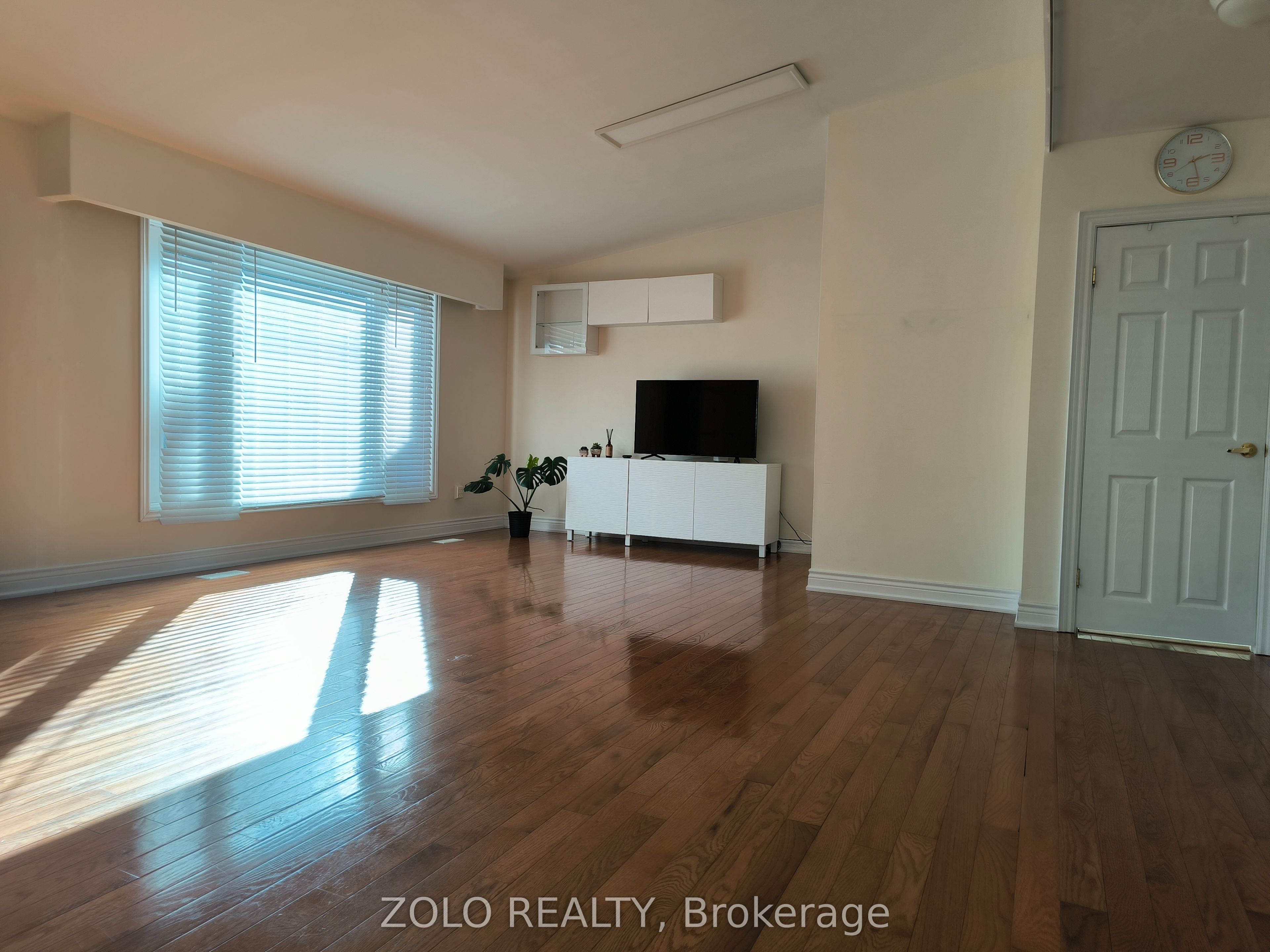 4 Cloebury Court Main Floor, Toronto, ON M2R 1V8 photo 4