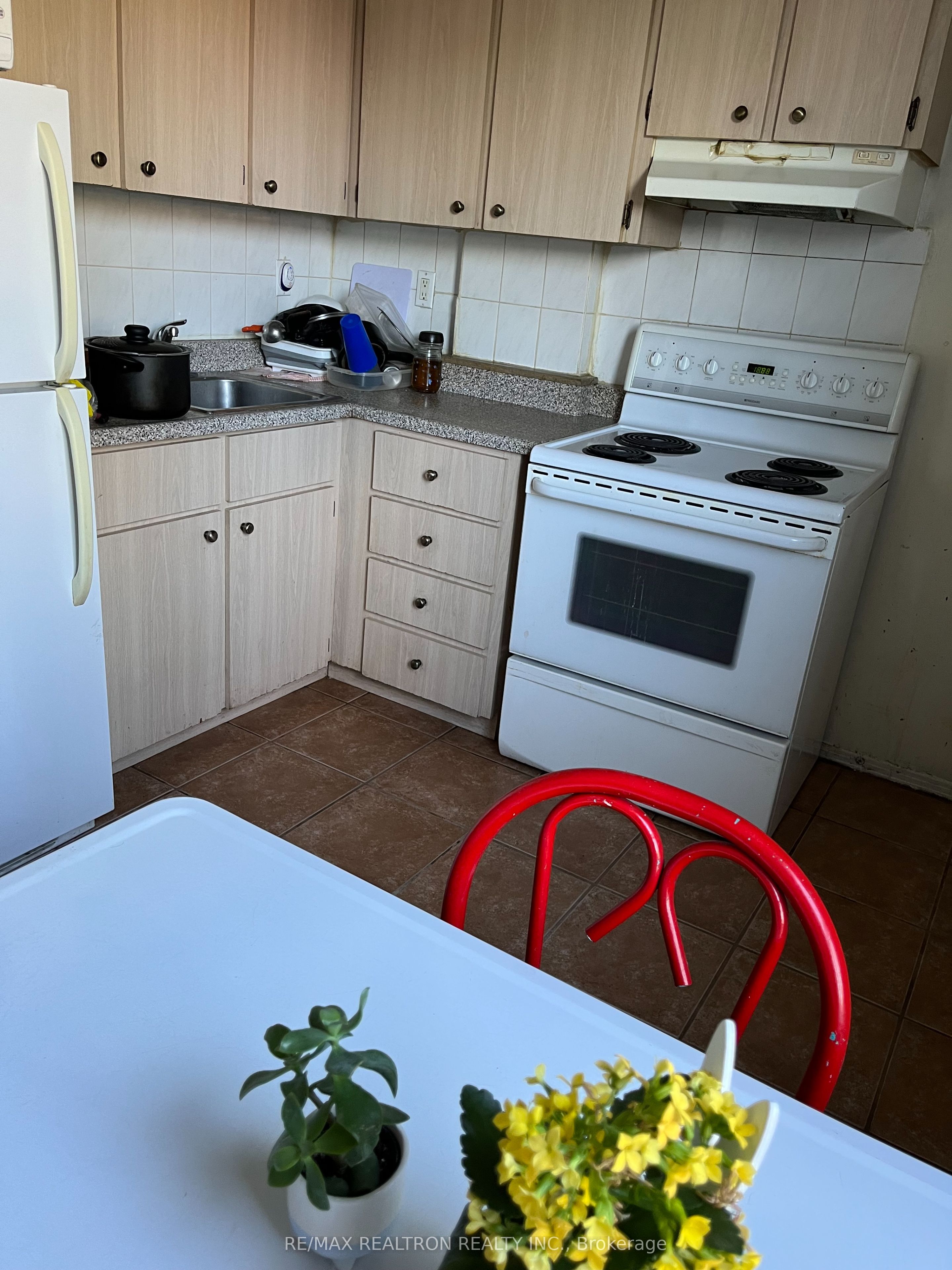 285 Oakwood Avenue 2, Toronto, ON M6E 2V3 photo 4