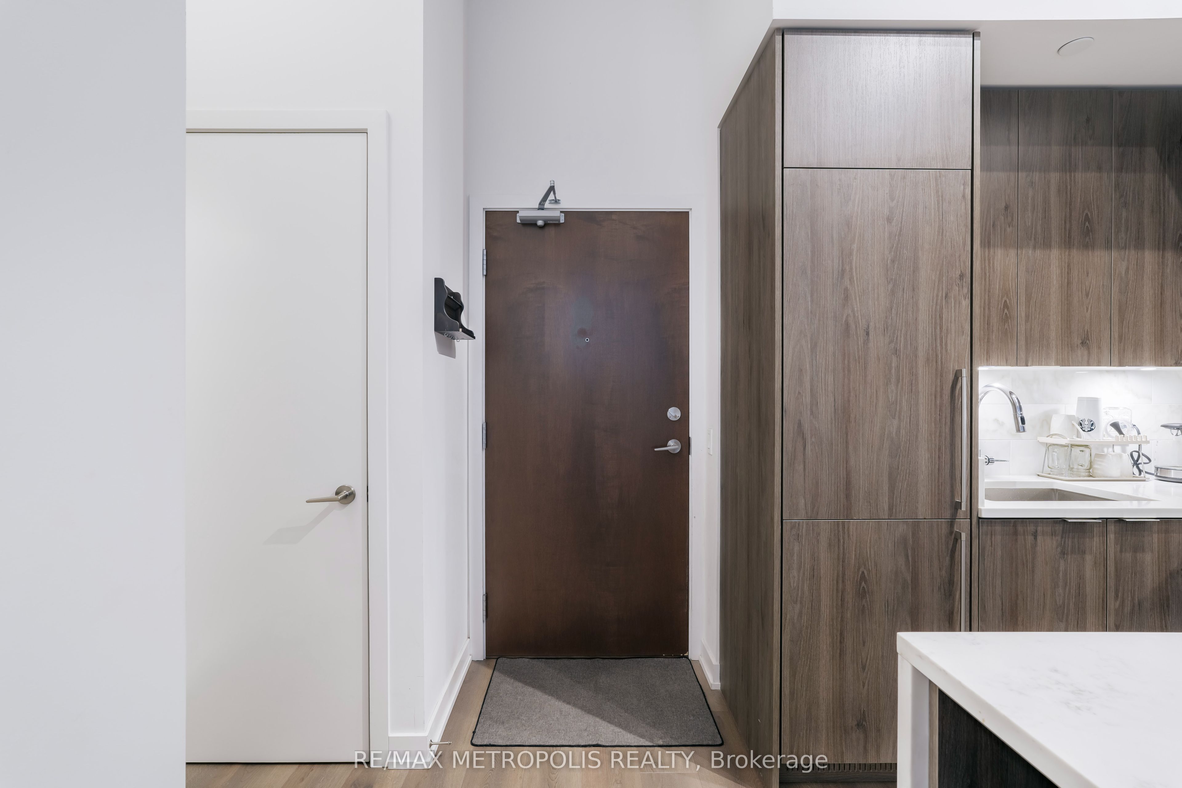 38 Iannuzzi Street 111, Toronto, ON M5V 0S2 photo 2