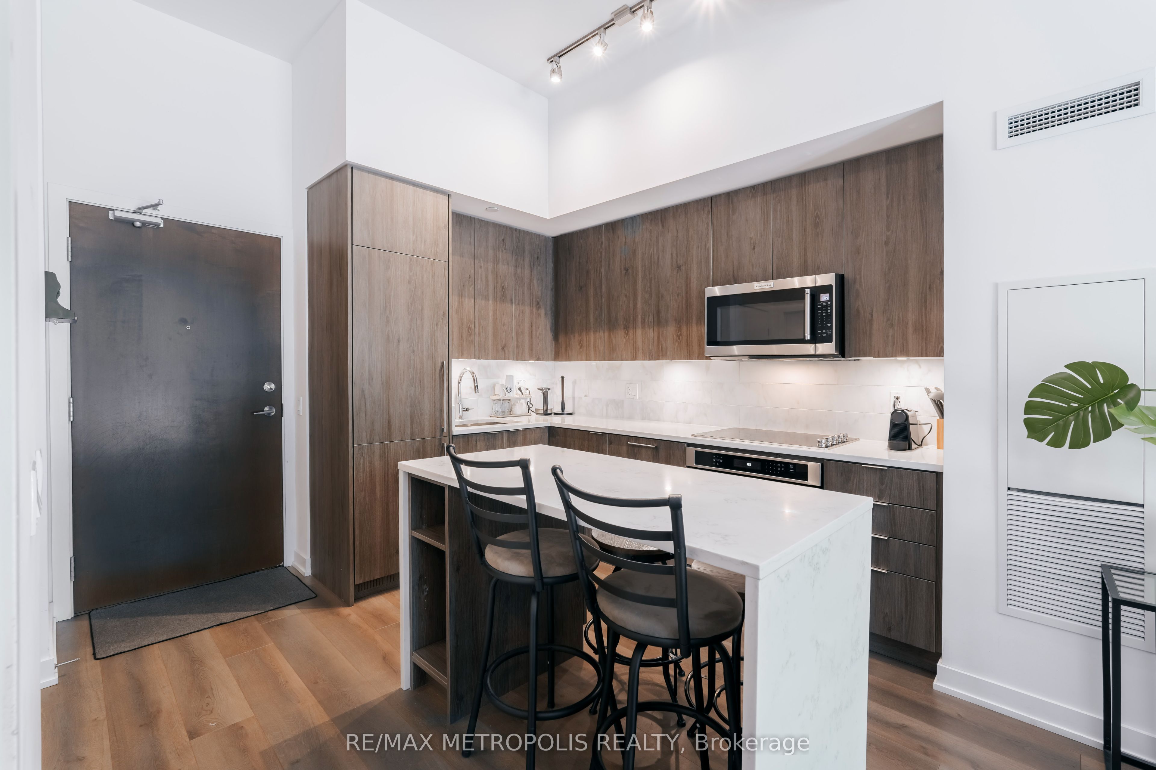 38 Iannuzzi Street 111, Toronto, ON M5V 0S2 photo 4