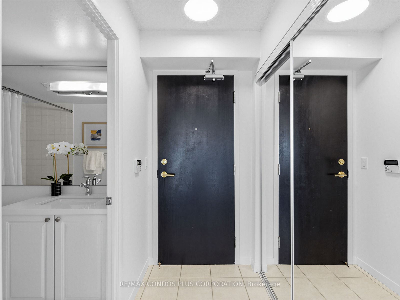 18 Yonge Street 1012, Toronto, ON M5E 1Z8 photo 3