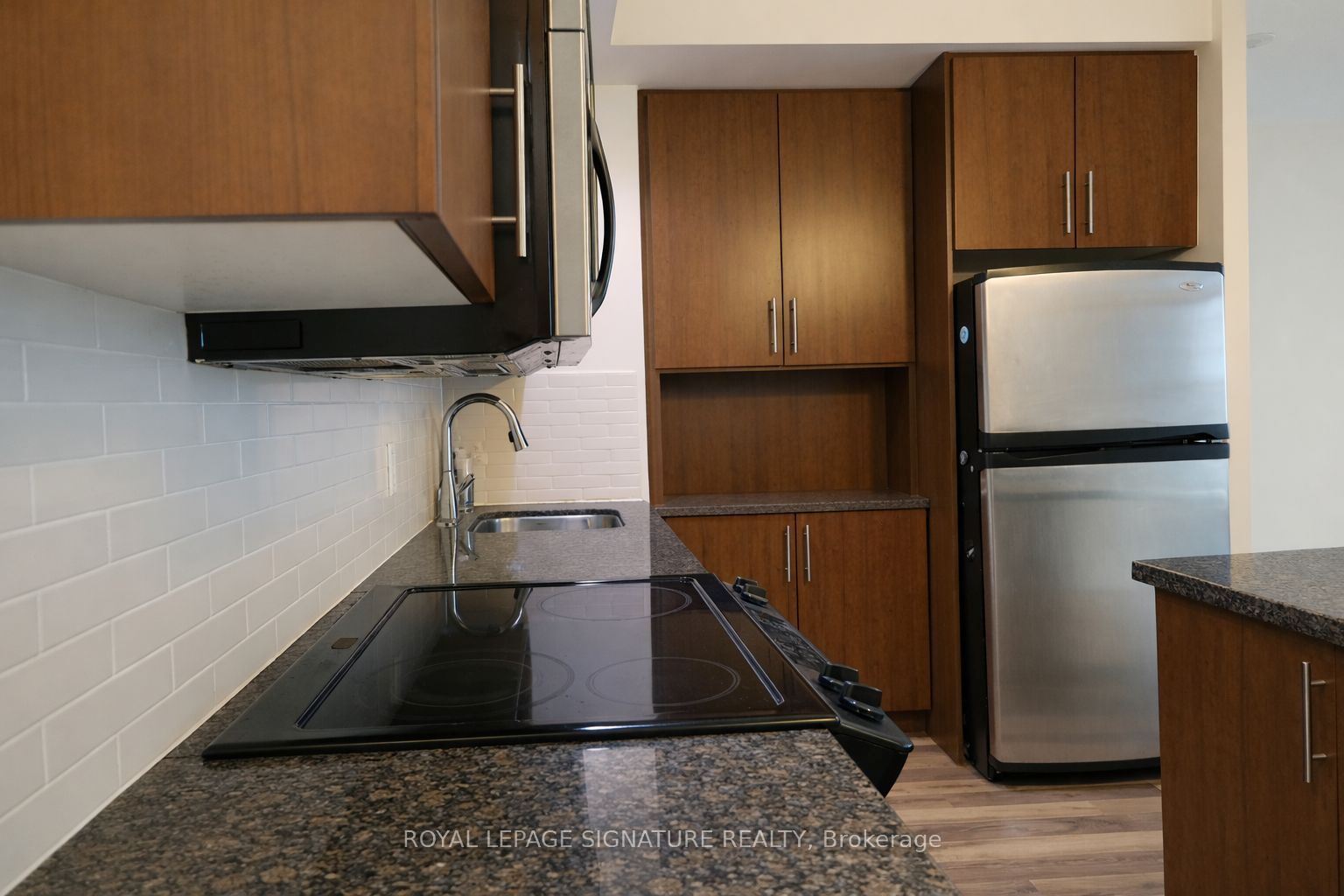 120 Homewood Avenue 904, Toronto, ON M4Y 2J3 photo 4