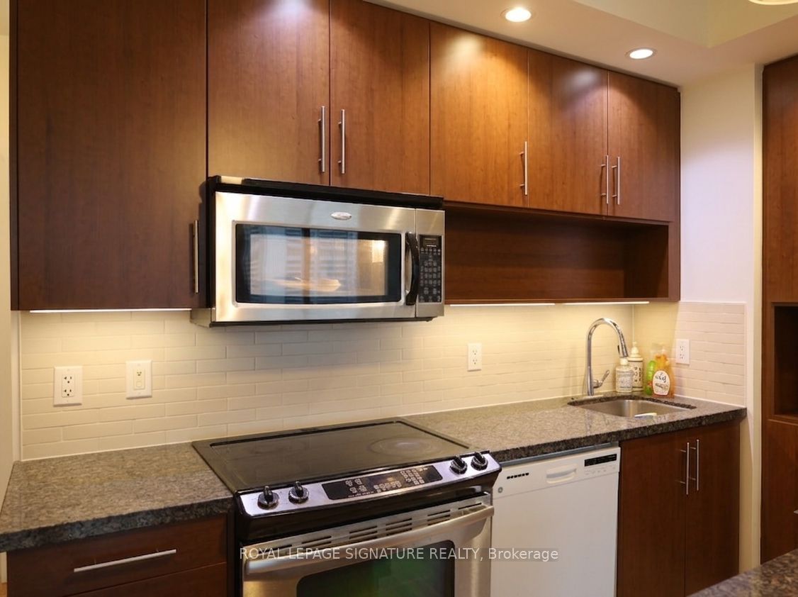 120 Homewood Avenue 904, Toronto, ON M4Y 2J3 photo 5