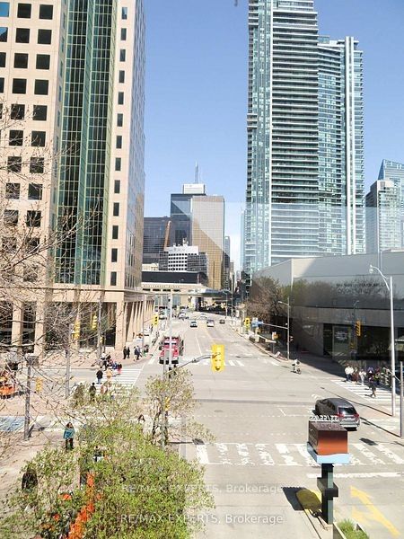 33 Harbour Square 1013, Toronto, ON M5J 2Z6 photo 3
