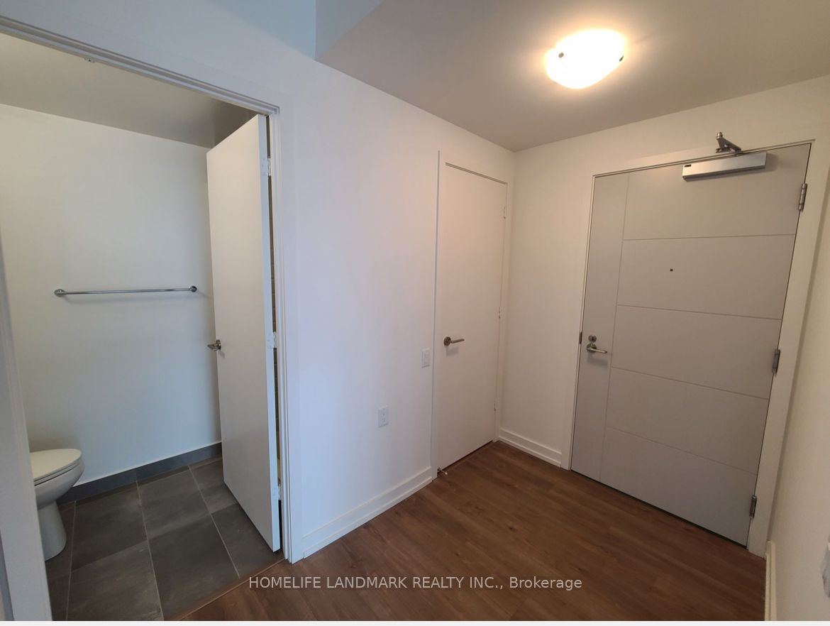 203 College Street 2004, Toronto, ON M5T 1P9 photo 2