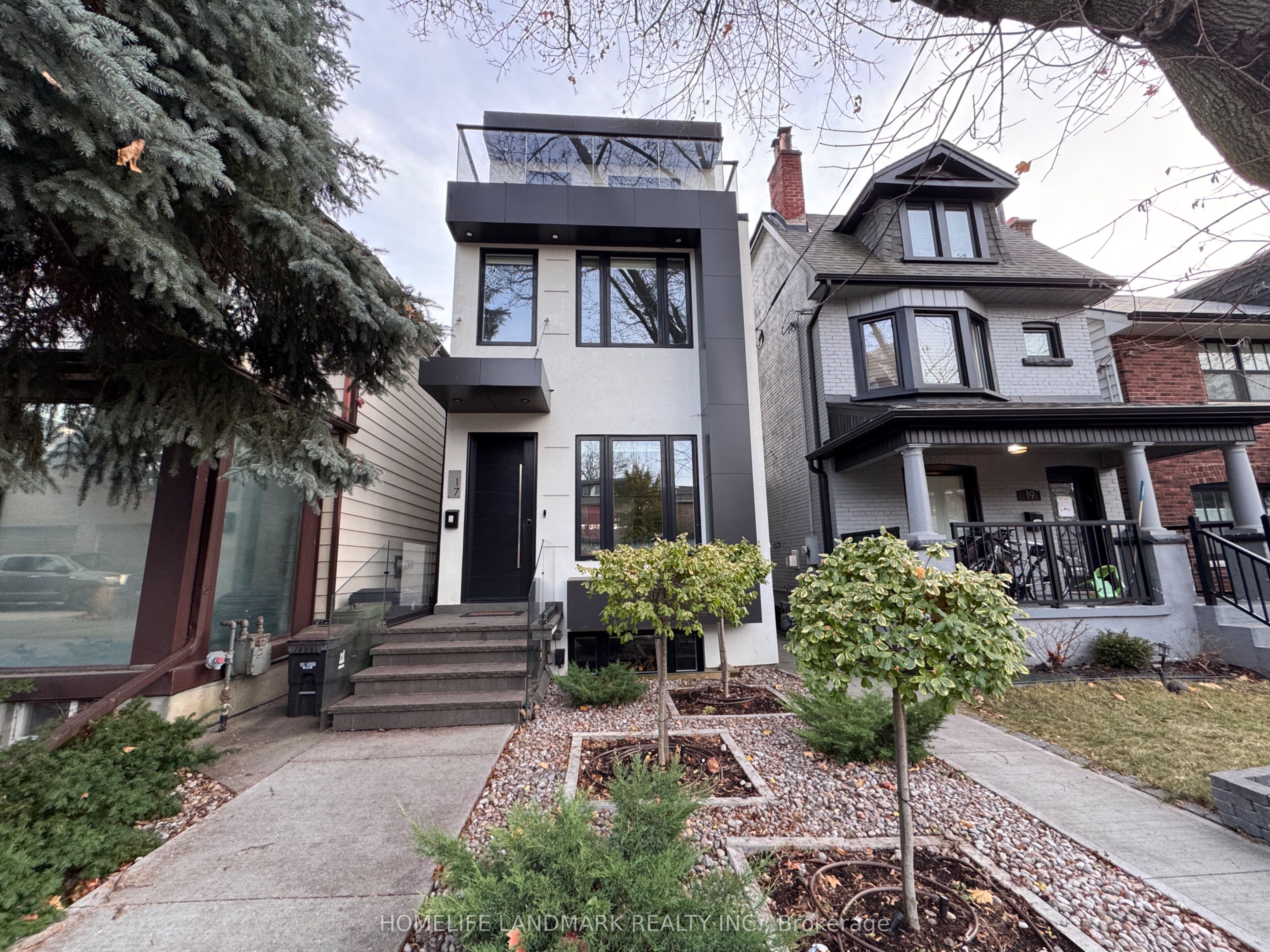 17 Hocken Avenue, Toronto, ON M6G 2K1 photo 2