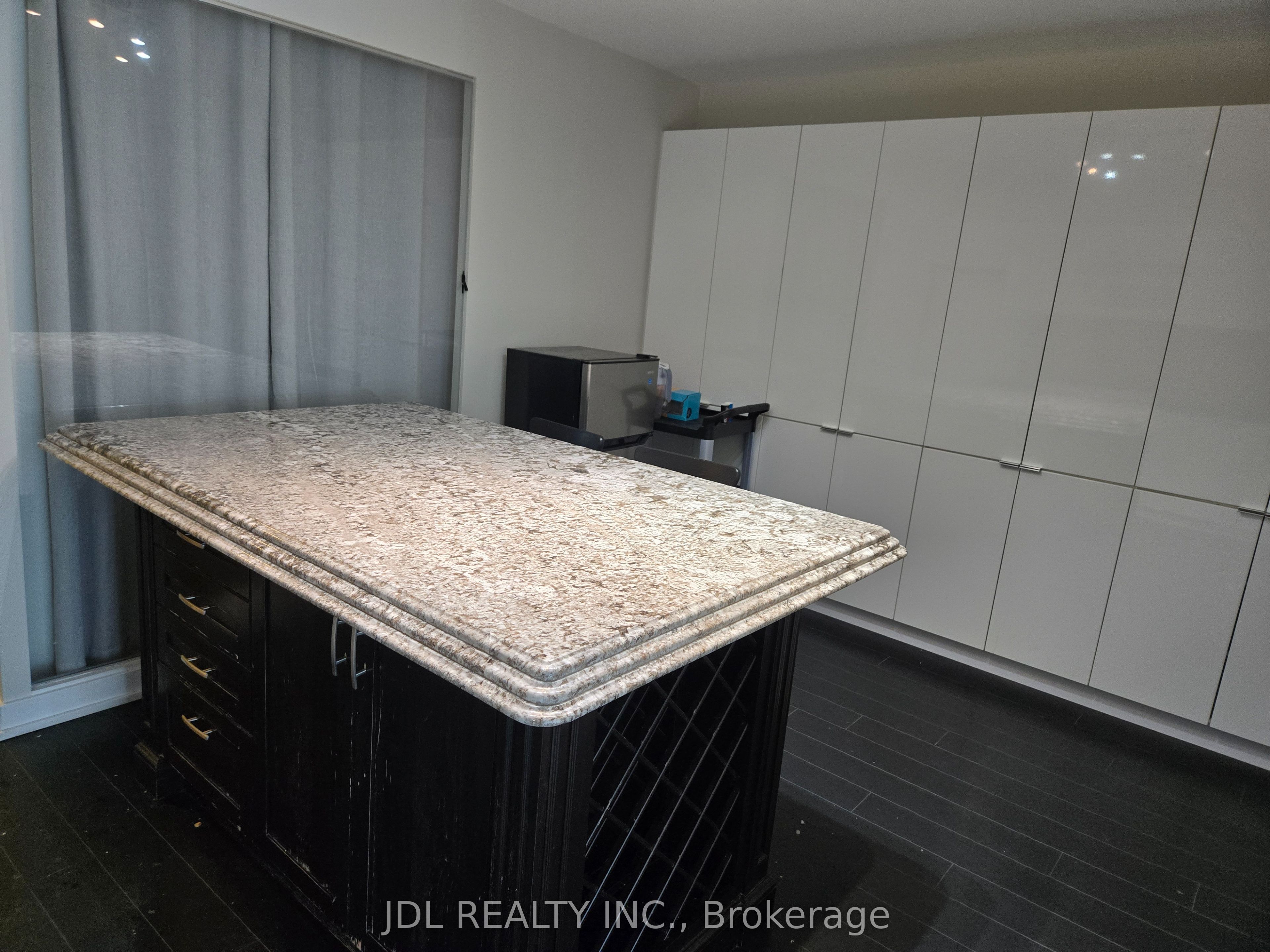 10 Capreol Court 1030, Toronto, ON M5V 4B3 photo 4