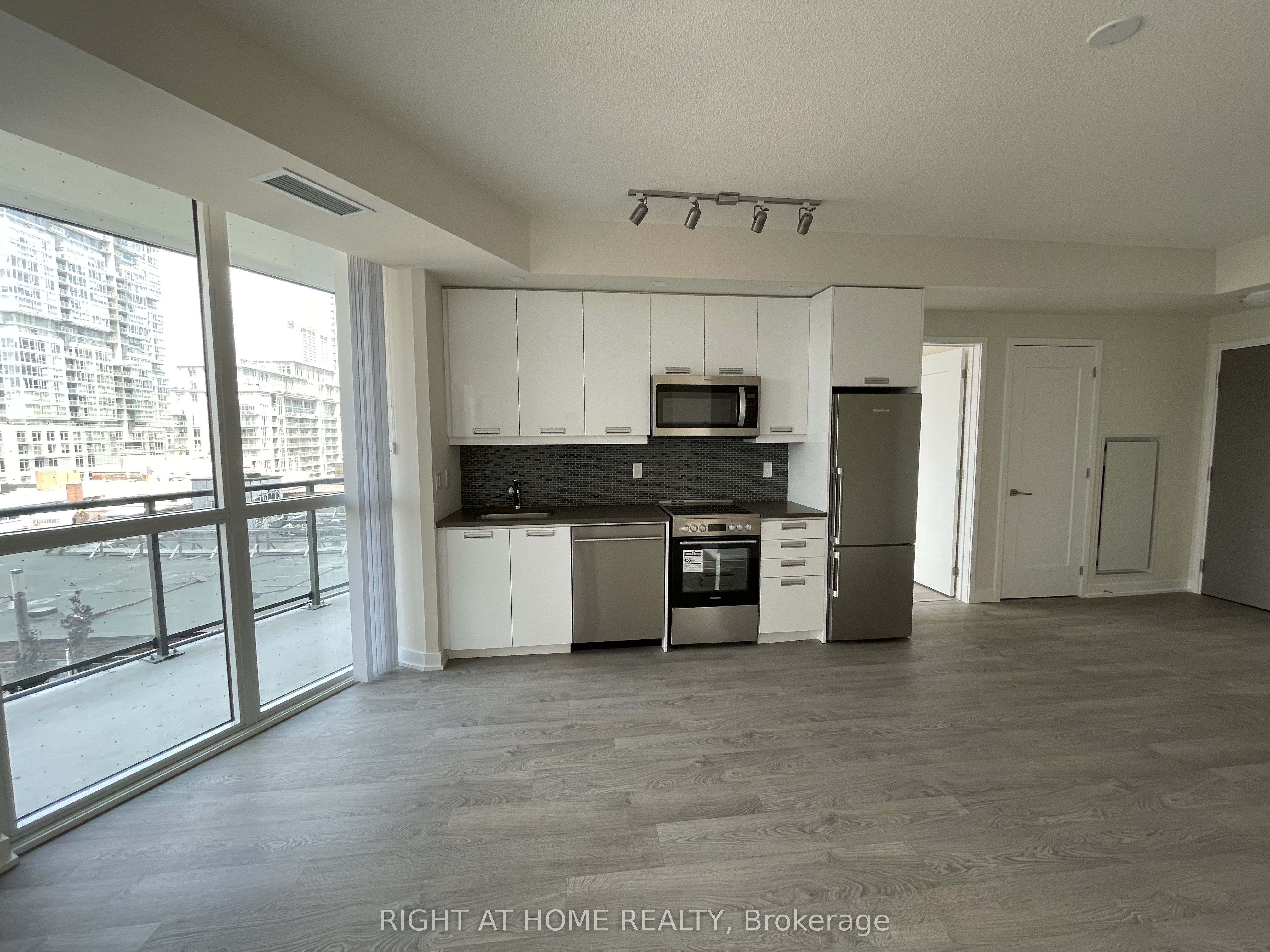 99 John Street 806, Toronto, ON M5V 0S6 photo 3