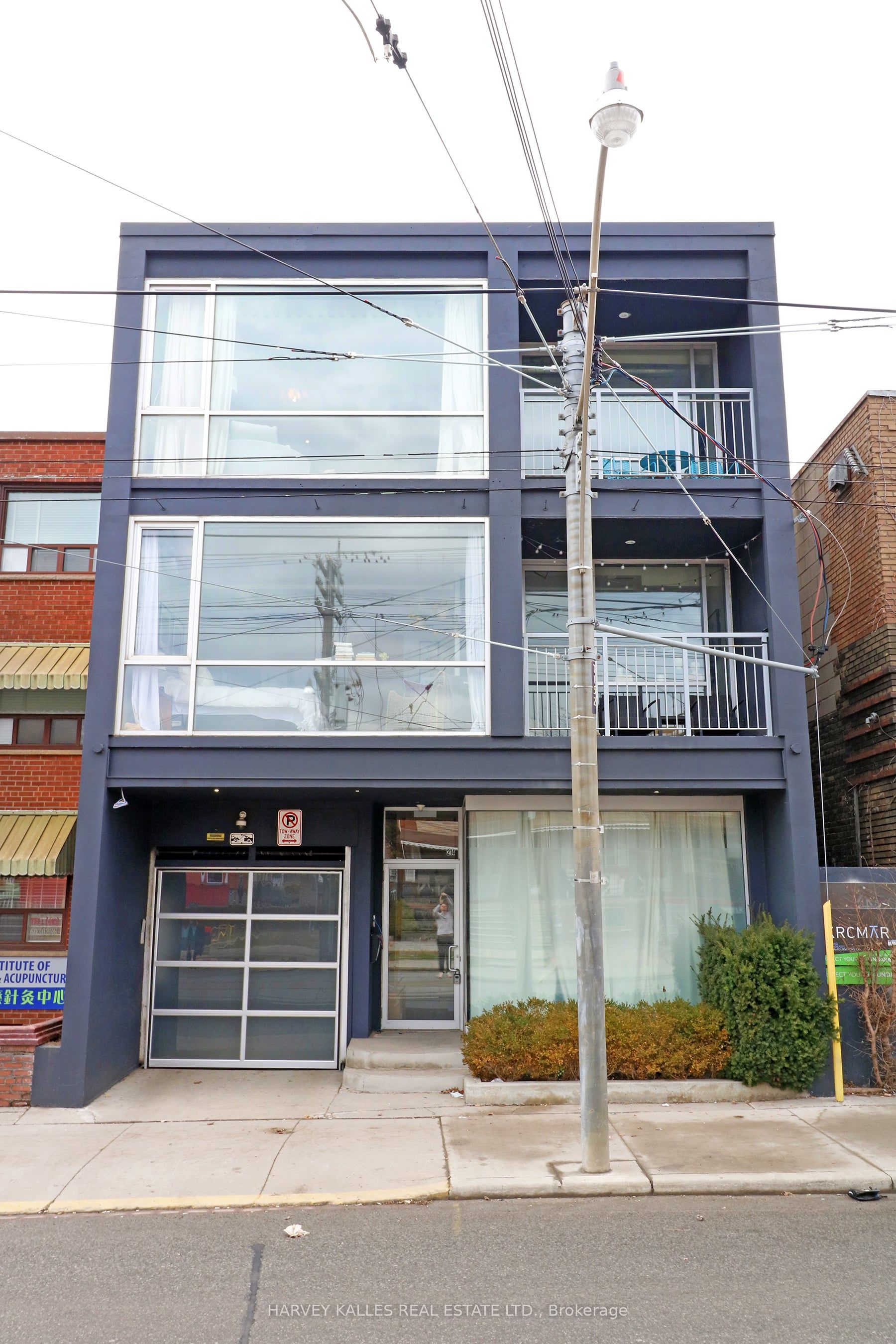 214 Bathurst Street B1, Toronto, ON M5T 2R9