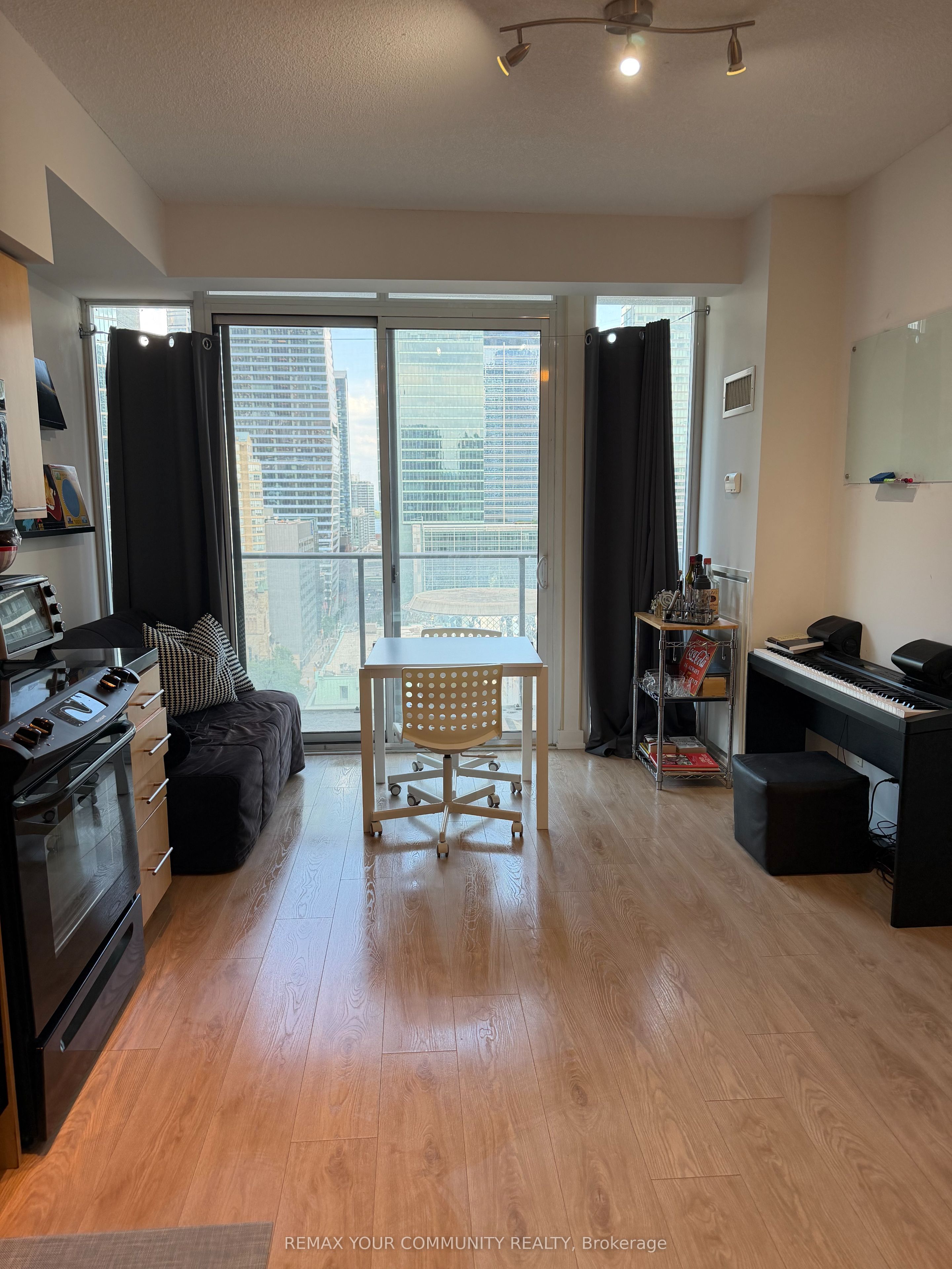 126 Simcoe Street 1809, Toronto, ON M5H 4E6 photo 5