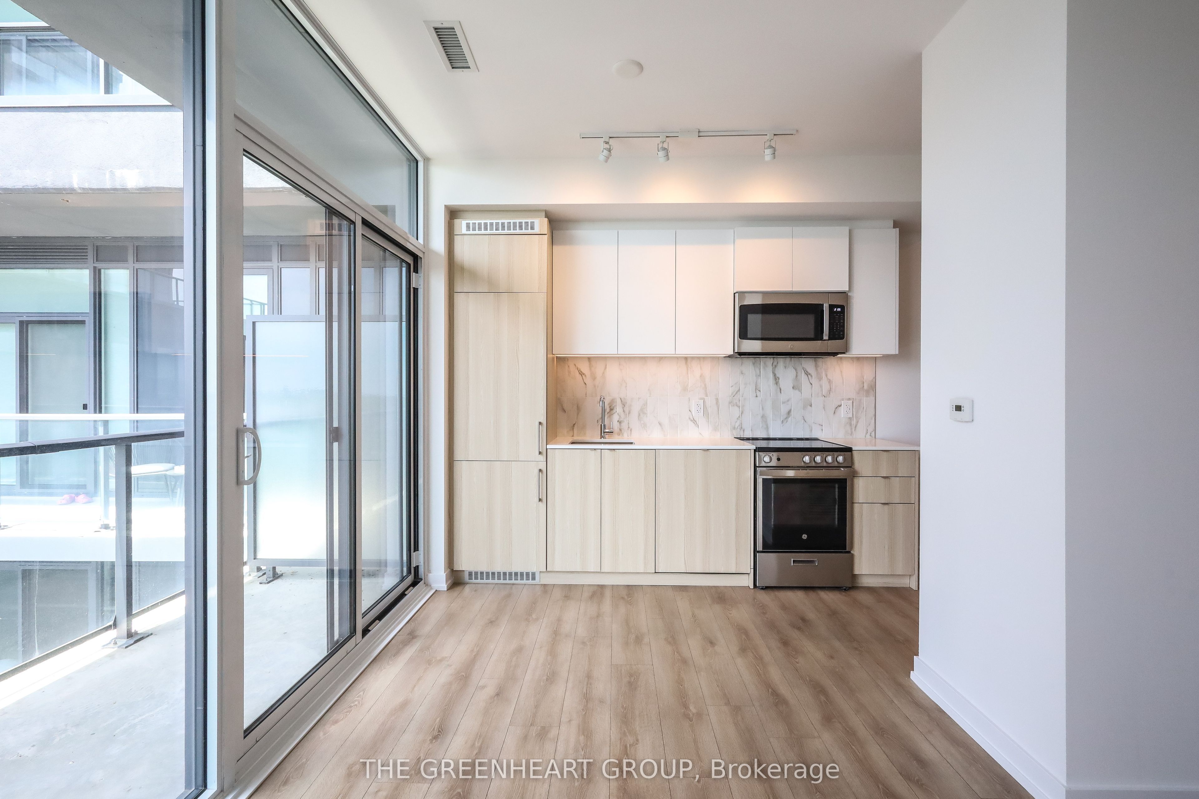 500 Dupont Street 718, Toronto, ON M6G 0B8 photo 4