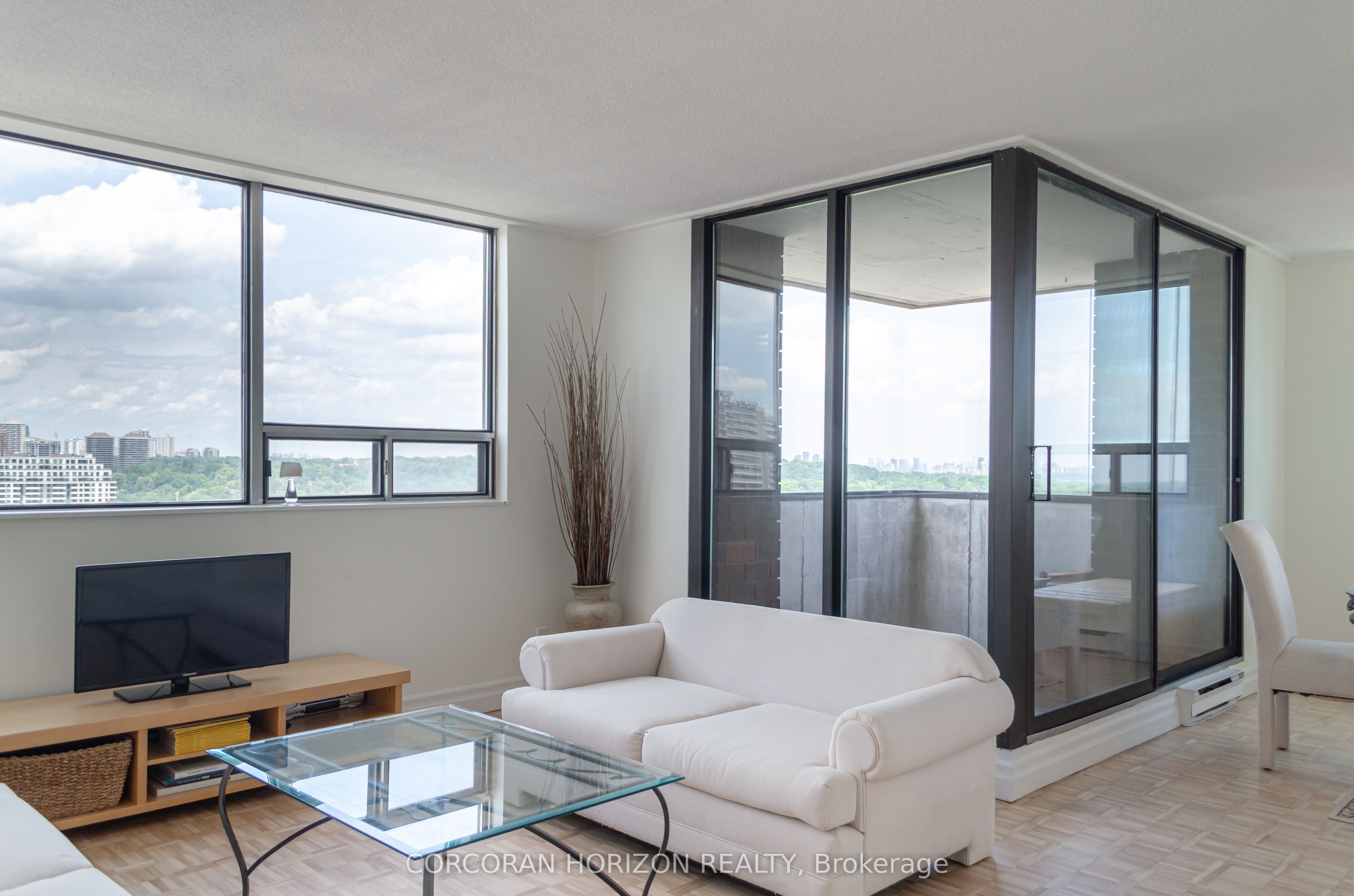 914 Yonge Street 1511, Toronto, ON M4W 3C8 photo 4