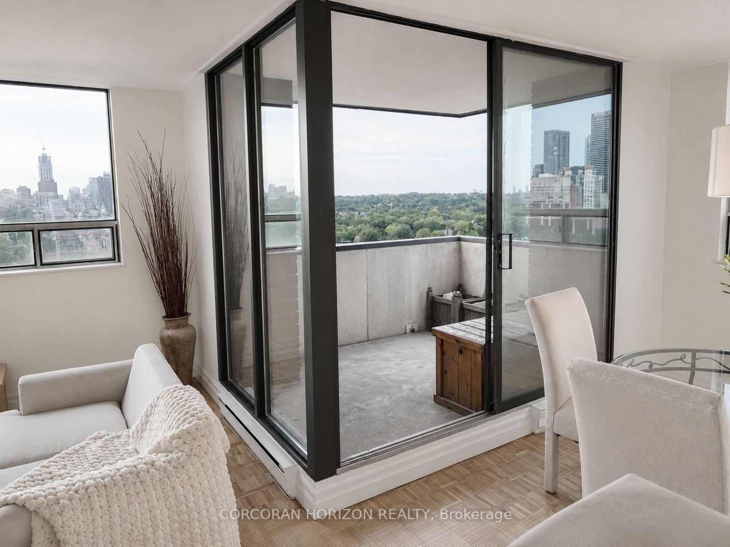 914 Yonge Street 1511, Toronto, ON M4W 3C8 photo 5