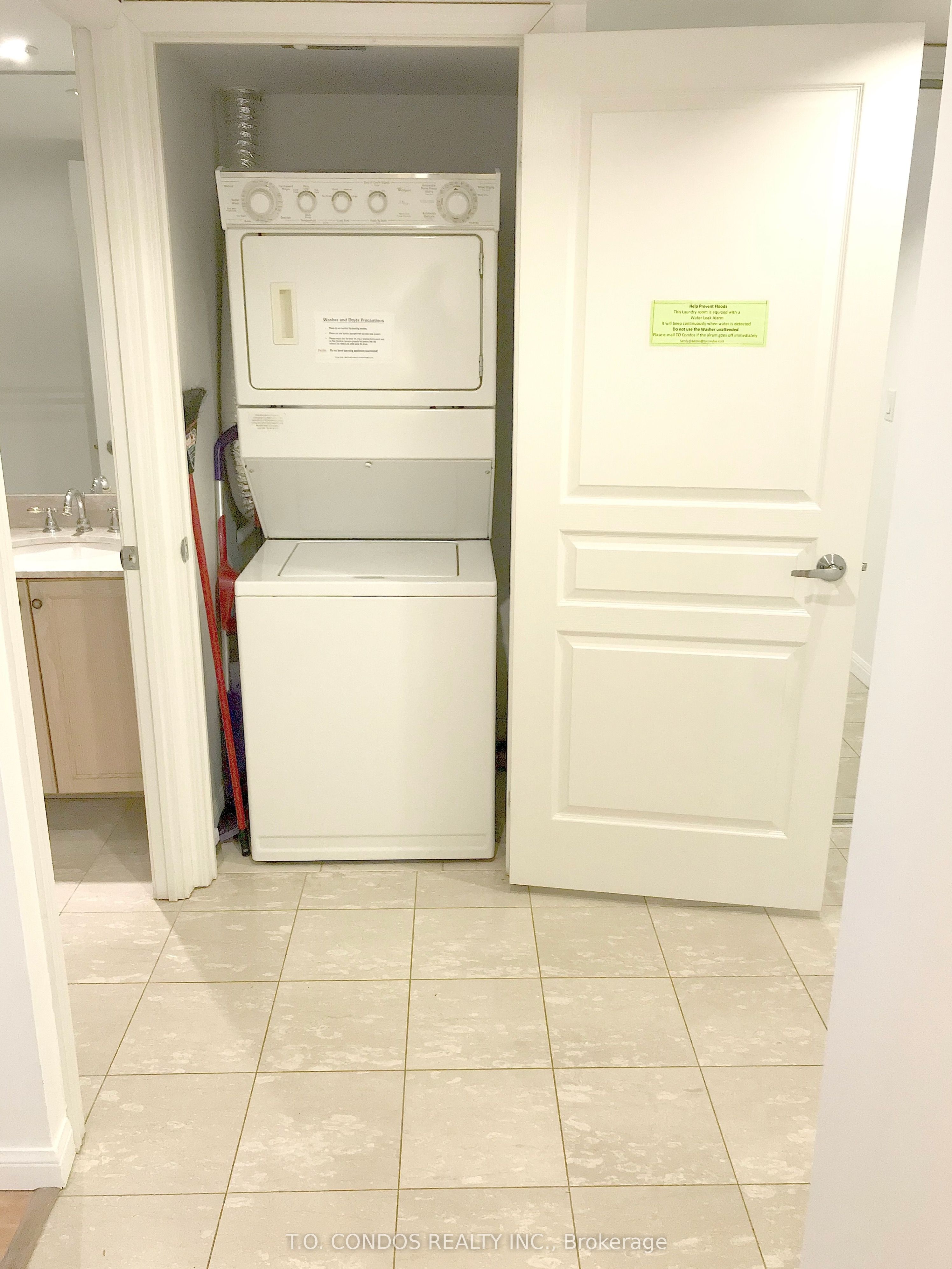 140 Simcoe Street 610, Toronto, ON M5H 4E9 photo 4