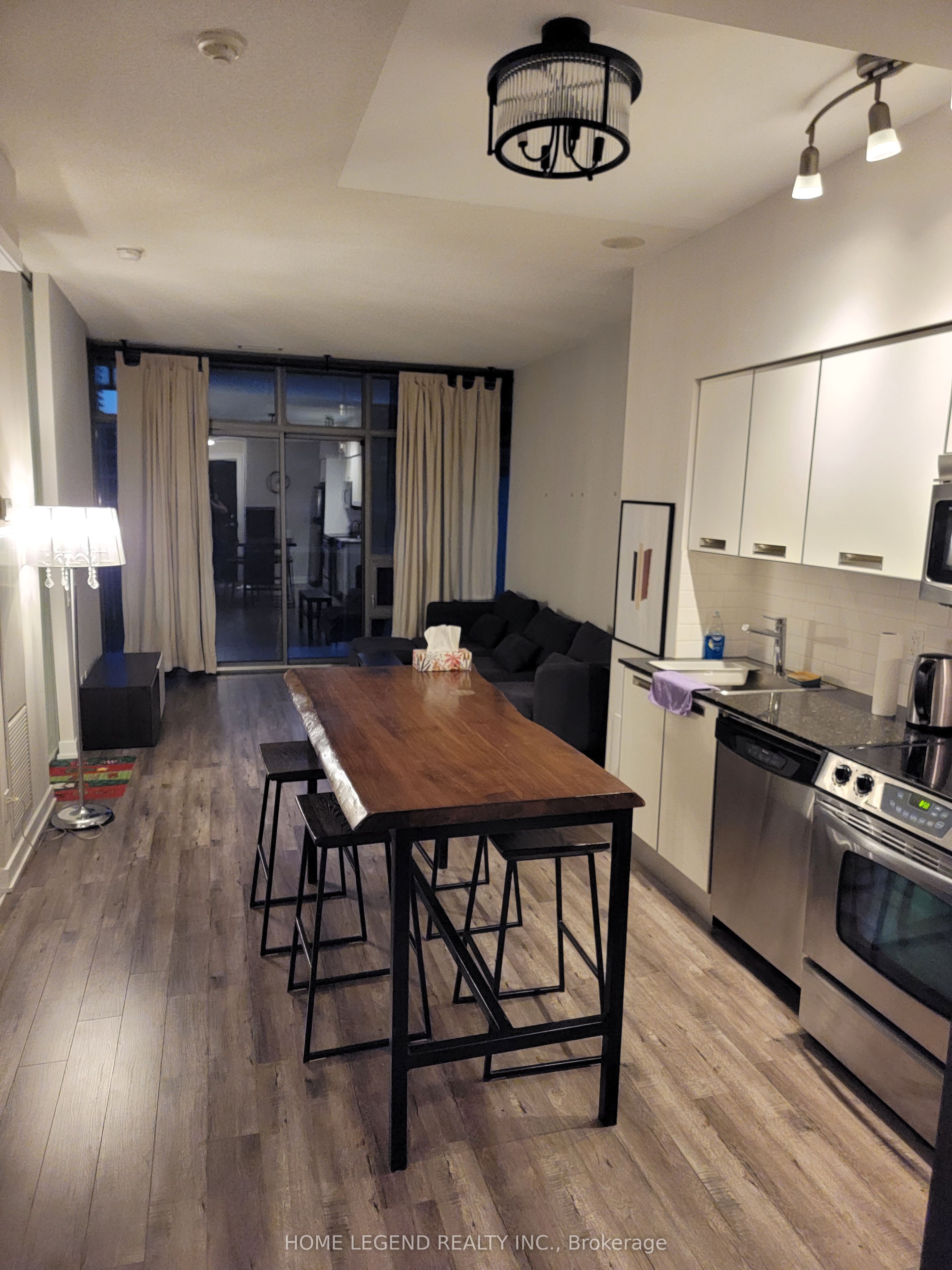 33 Charles Street E 606, Toronto, ON M4Y 1R9 photo 2