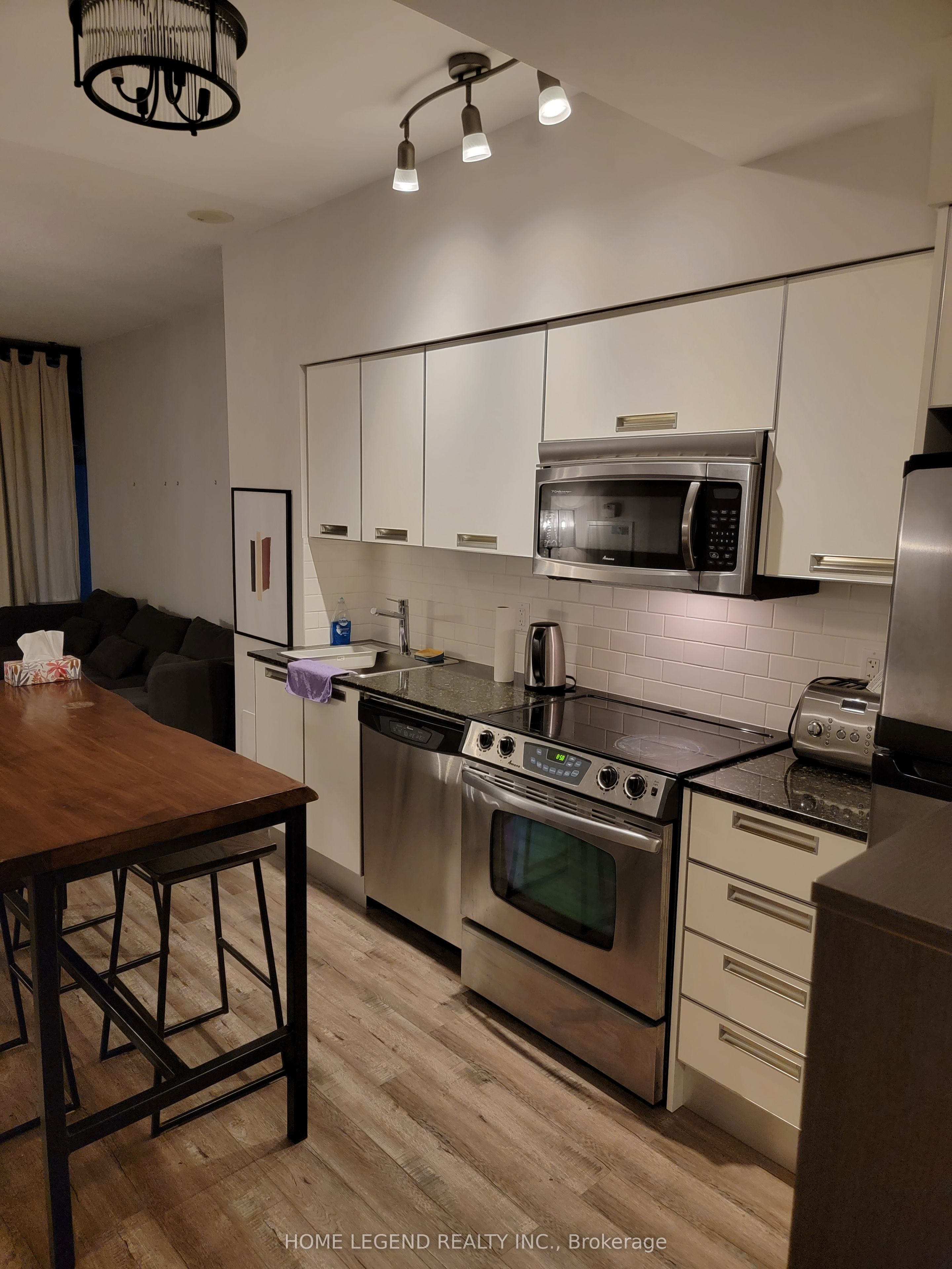 33 Charles Street E 606, Toronto, ON M4Y 1R9 photo 3