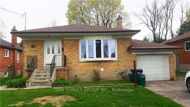Lower 123 Searle Avenue, Toronto, ON M3H 4B1