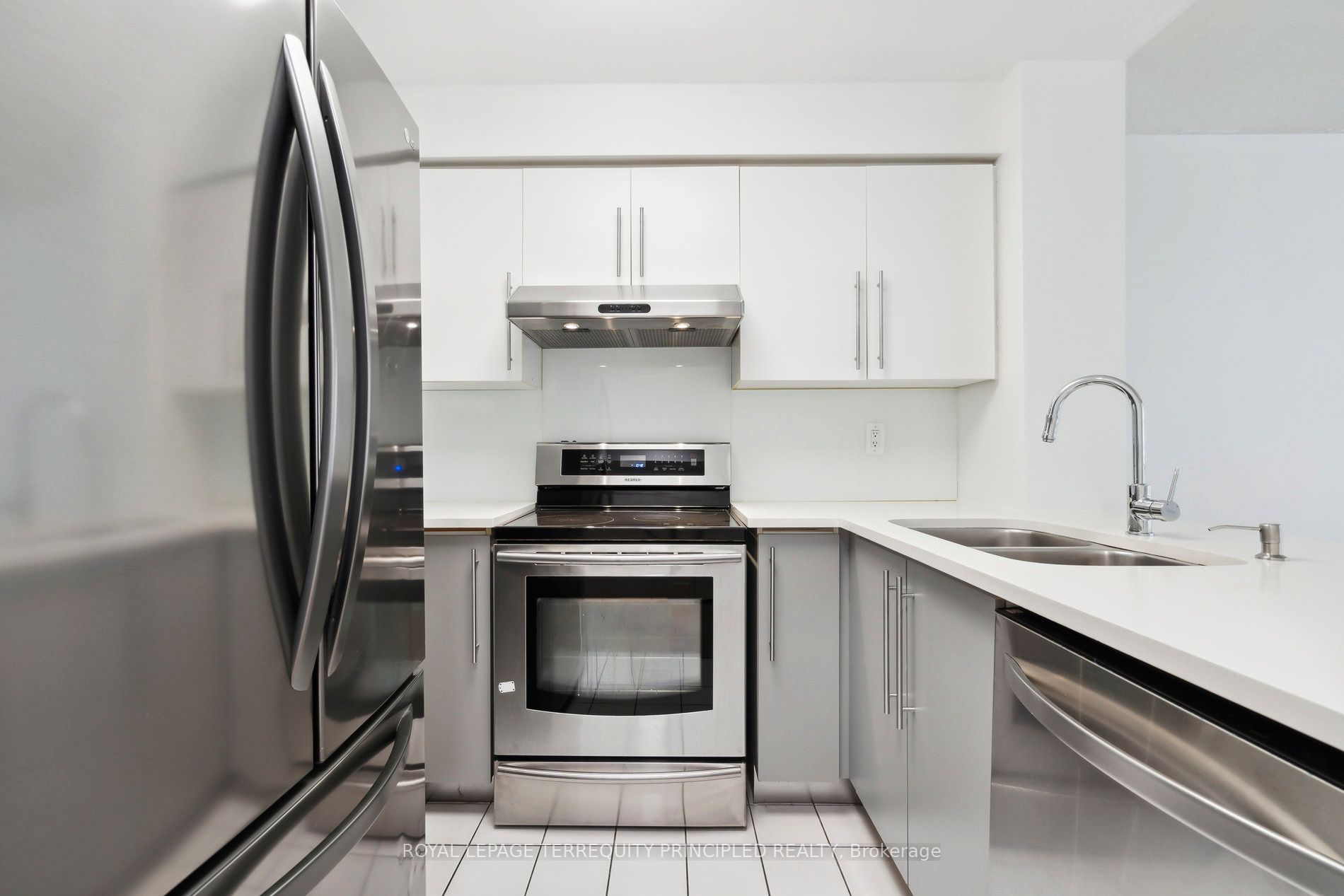 942 Yonge Street 418, Toronto, ON M4W 3S8 photo 3