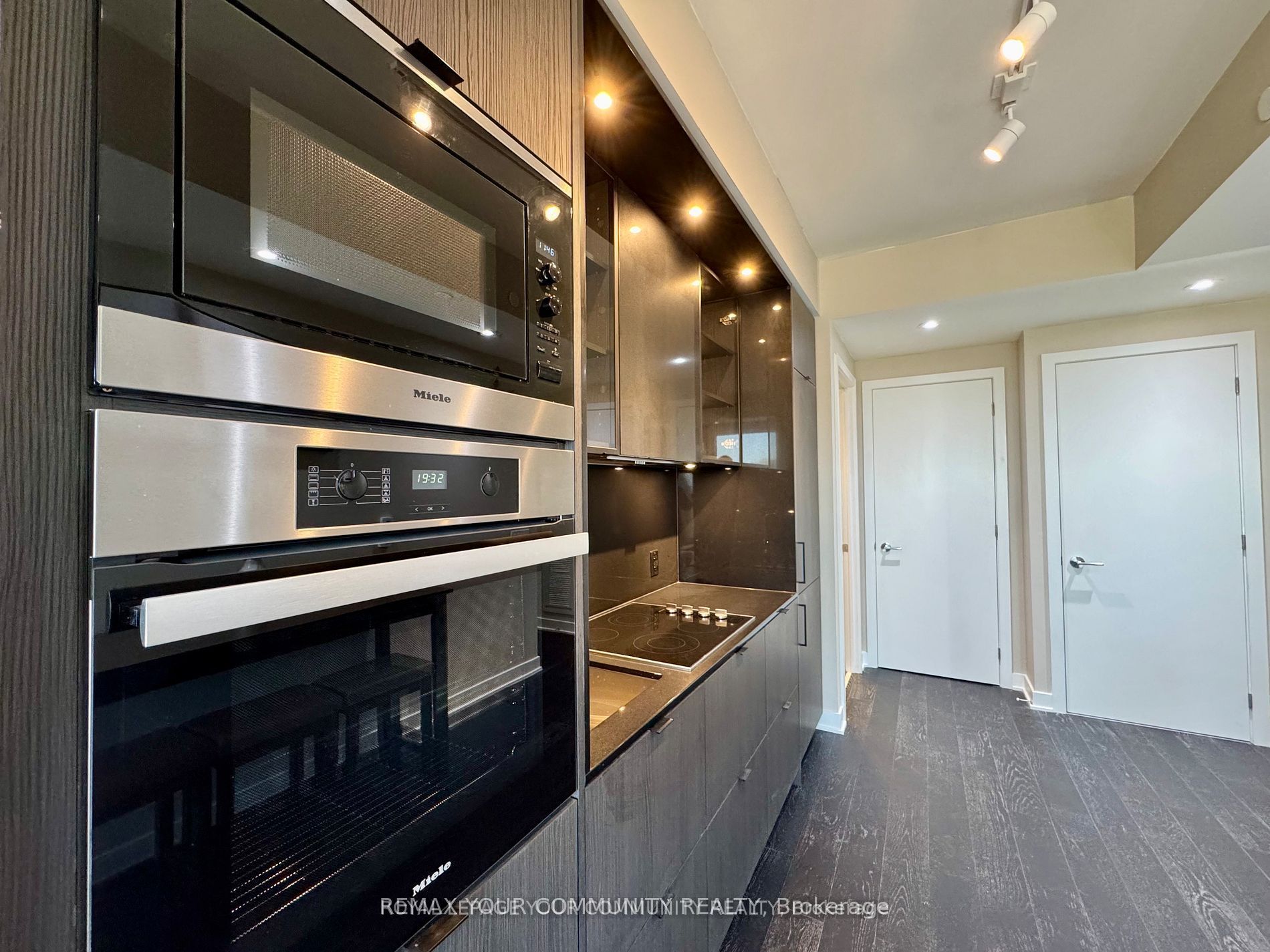 11 Yorkville Avenue 2114, Toronto, ON M4W 0B7 photo 4