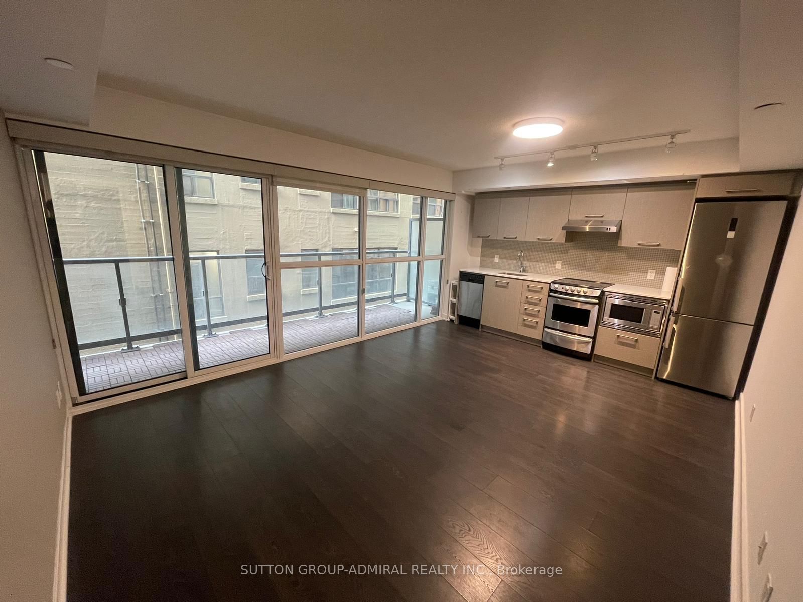 87 Peter Street 812, Toronto, ON M5V 2G4