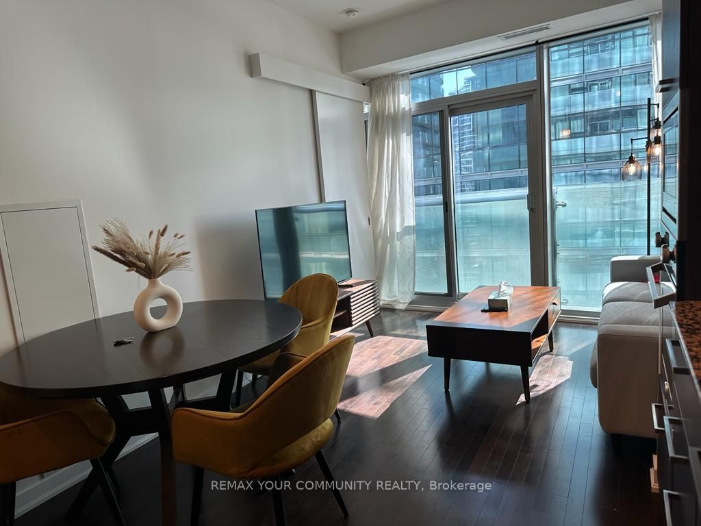 14 York Street 1709, Toronto, ON M5J 0B1 photo 2