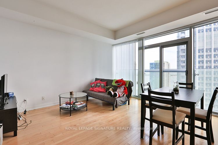14 York Street 2504, Toronto, ON M5J 0B1 photo 3