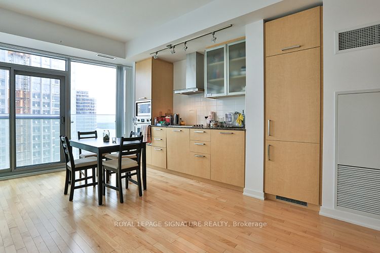14 York Street 2504, Toronto, ON M5J 0B1 photo 4