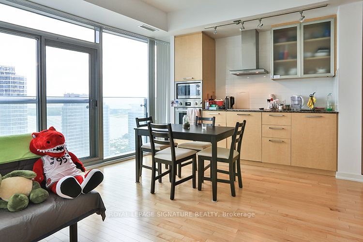 14 York Street 2504, Toronto, ON M5J 0B1 photo 5