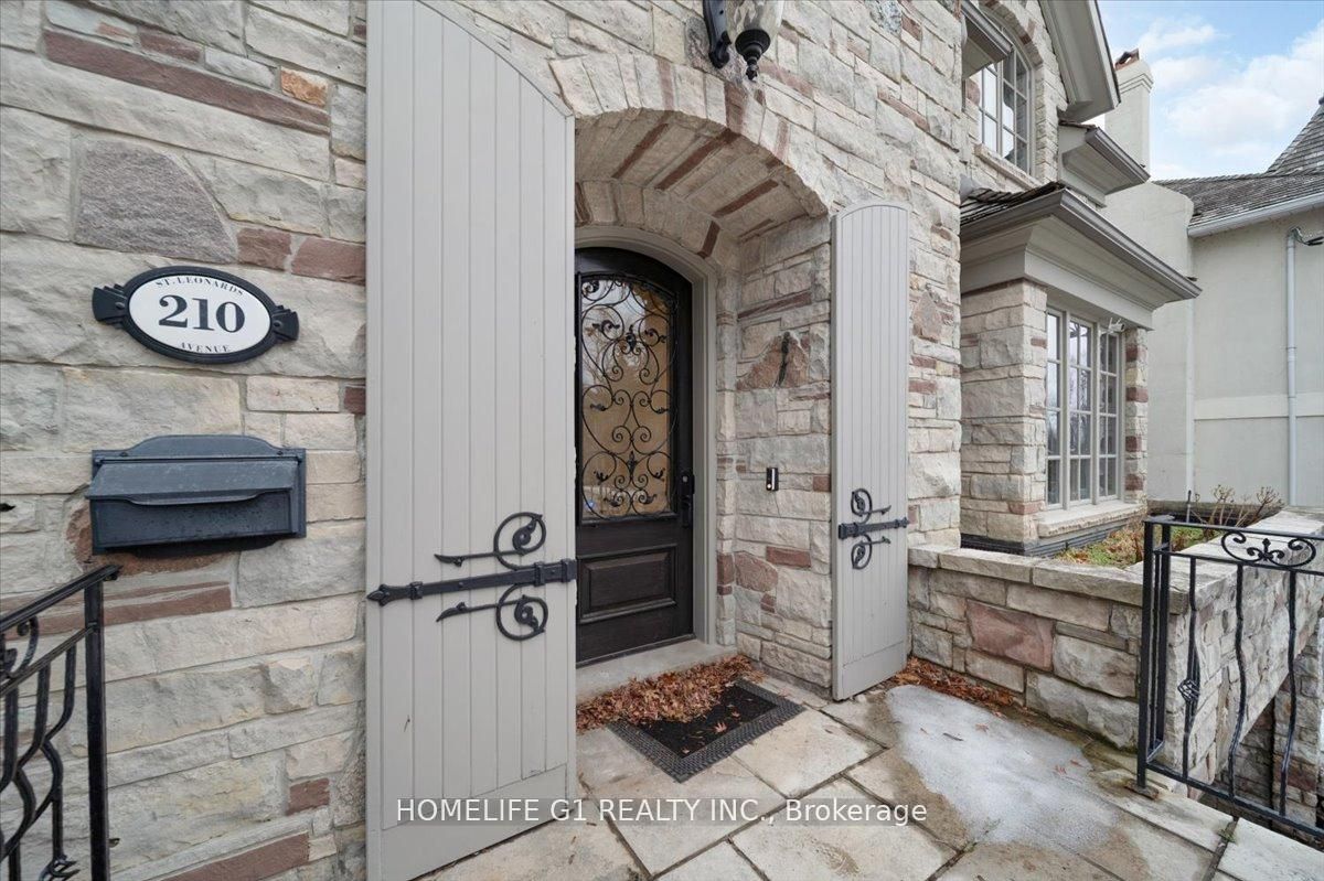 210 St Leonards Avenue, Toronto, ON M4N 1K7 photo 2