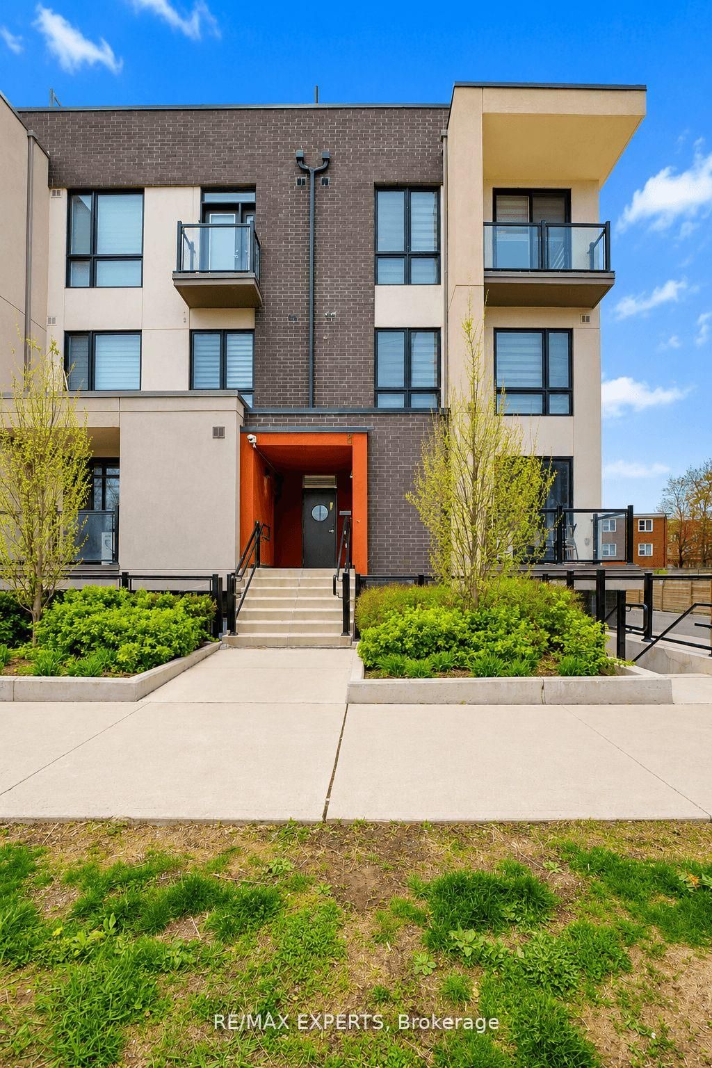 8 Marquette Avenue 7, Toronto, ON M6A 0E1 photo 2