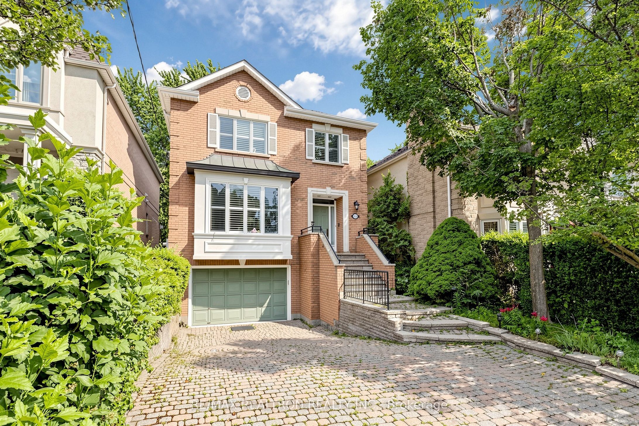 352 Deloraine Avenue, Toronto, ON M5M 2B6 photo 2