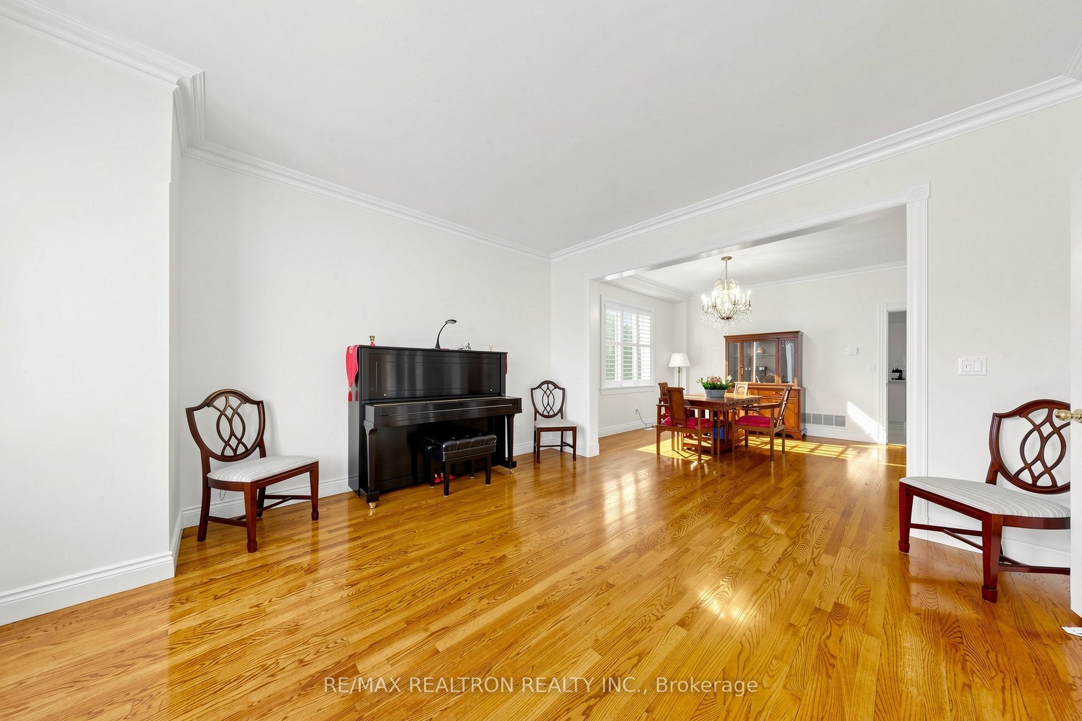 352 Deloraine Avenue, Toronto, ON M5M 2B6 photo 3