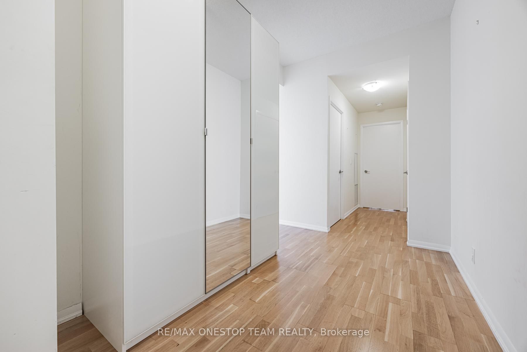 832 Bay Street 4110, Toronto, ON M5S 1Z6 photo 2