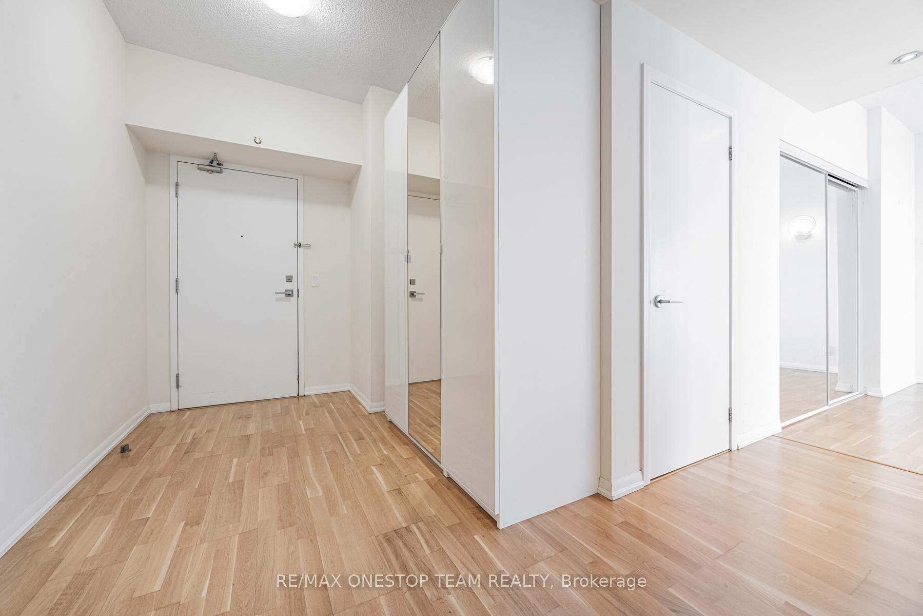 832 Bay Street 4110, Toronto, ON M5S 1Z6 photo 3