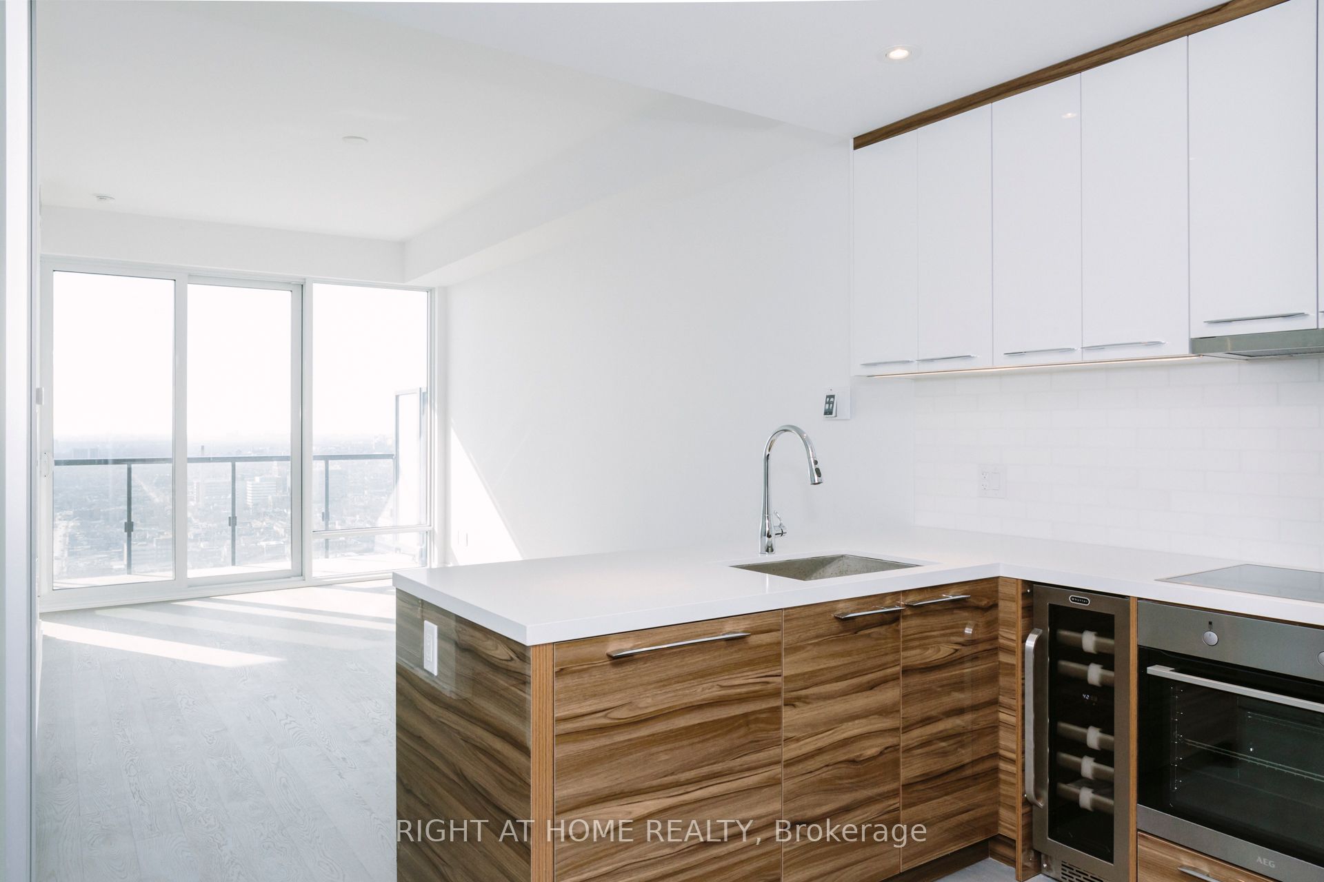 488 University Avenue 2711, Toronto, ON M5G 0C1