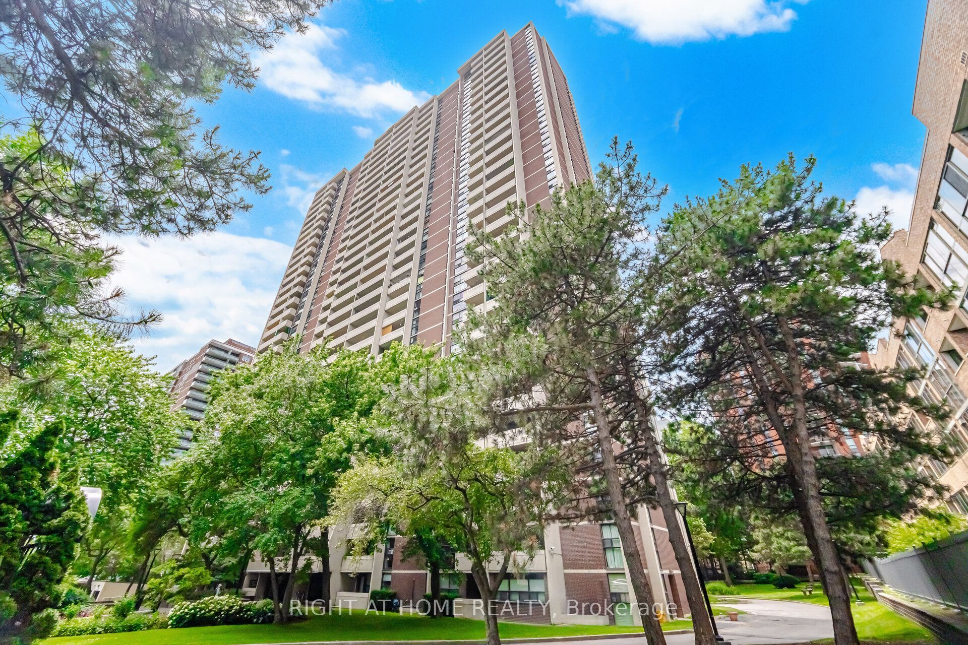 40 Homewood Avenue 1104, Toronto, ON M4Y 2K2