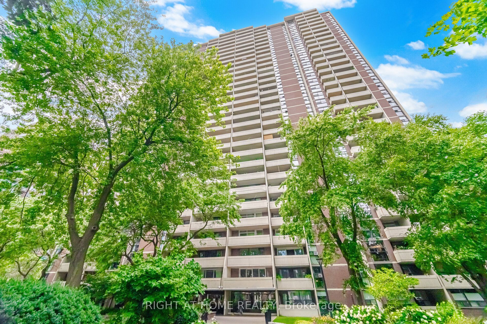 40 Homewood Avenue 1104, Toronto, ON M4Y 2K2 photo 2