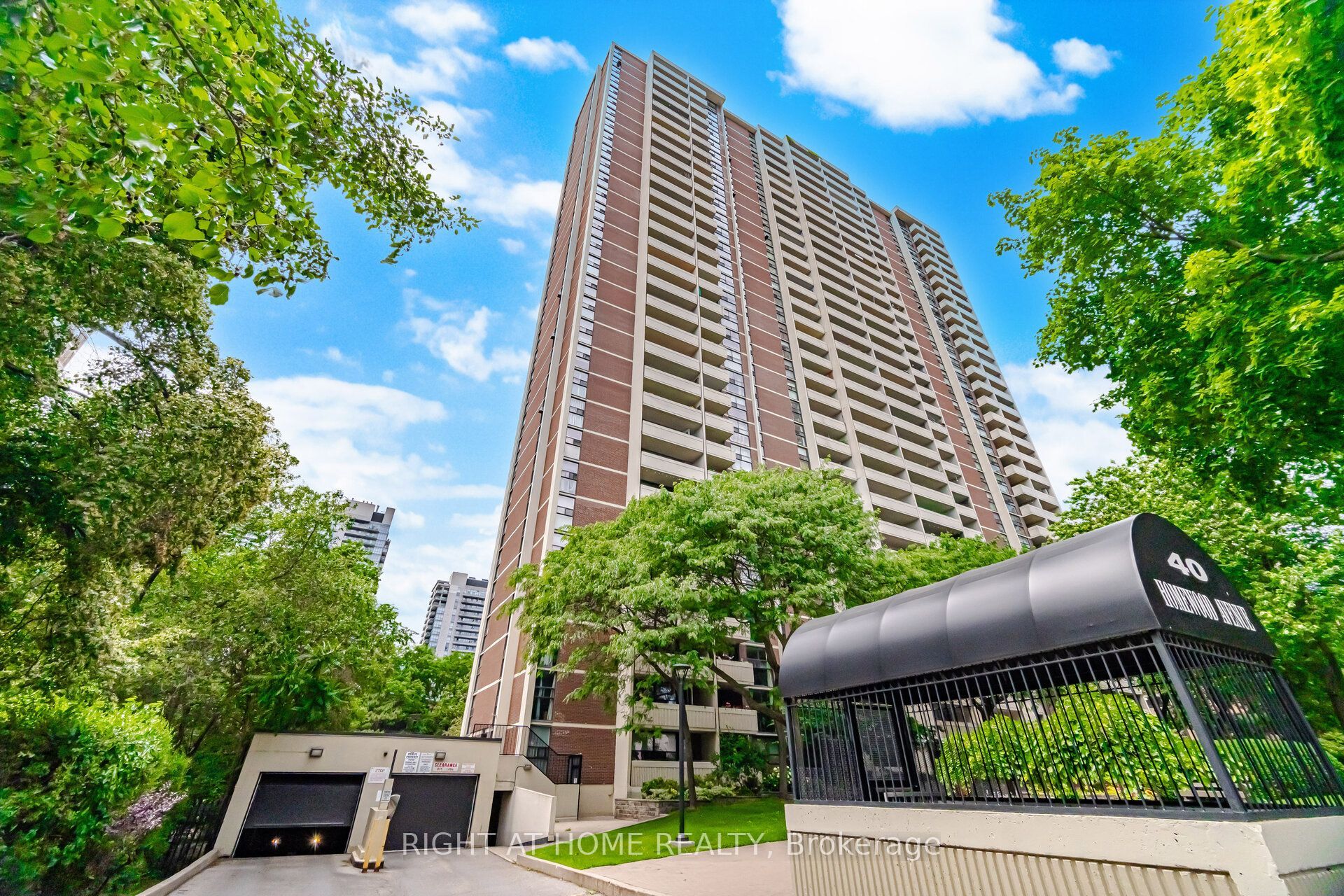 40 Homewood Avenue 1104, Toronto, ON M4Y 2K2 photo 3