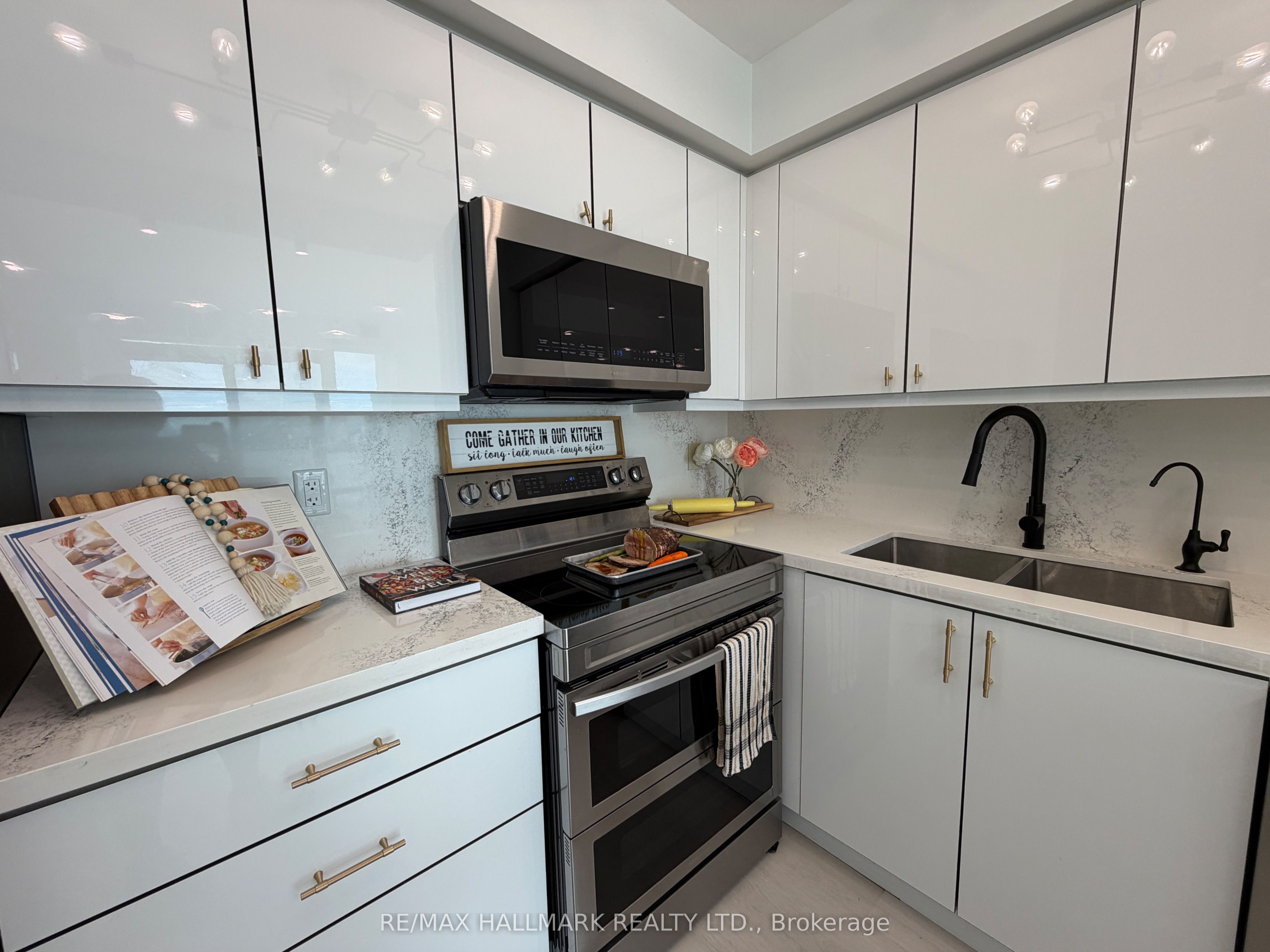 5740 Yonge Street 1904, Toronto, ON M2M 0B1 photo 2
