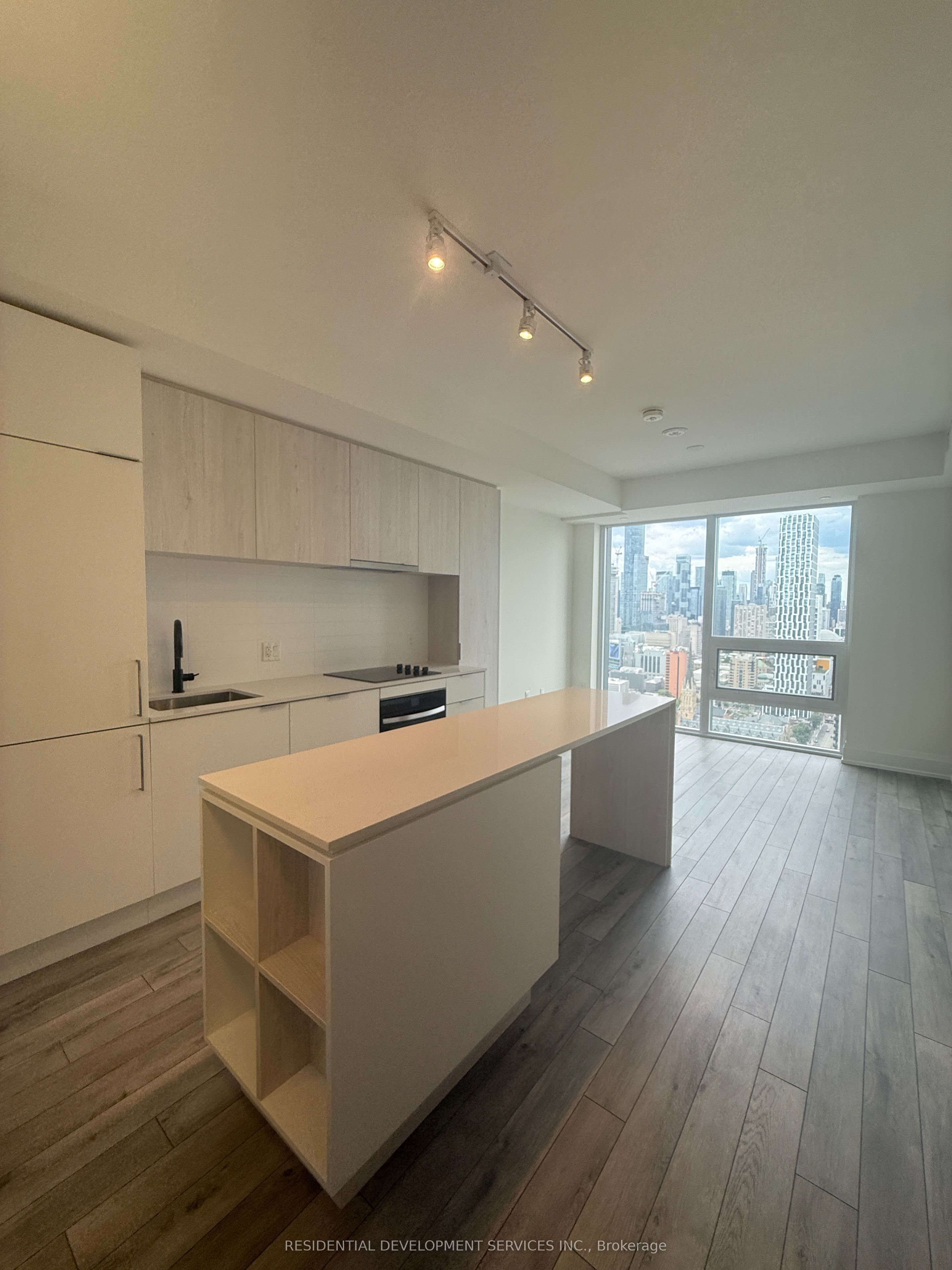 89 Church Street 3704, Toronto, ON M5C 0B7 photo 2
